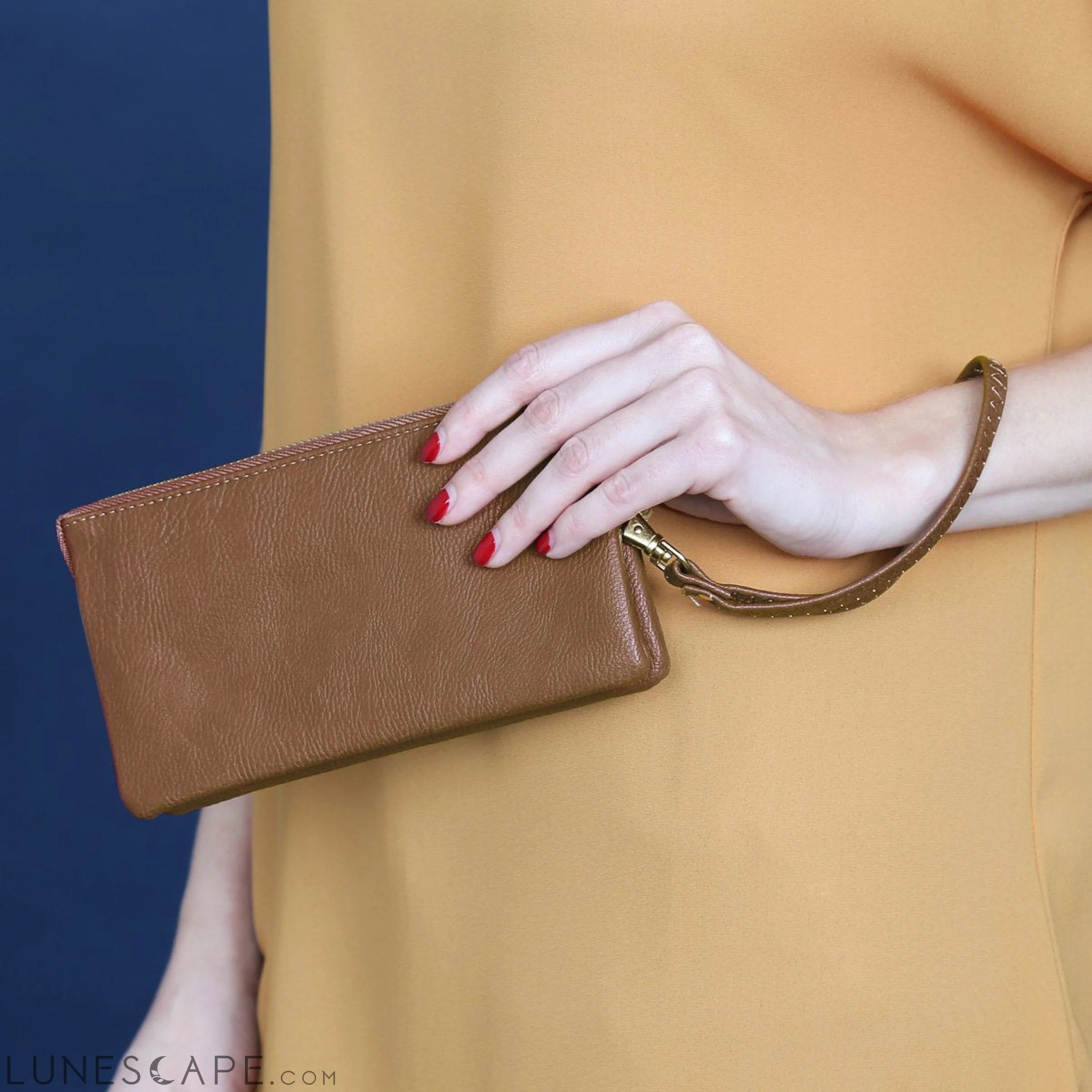 005 - Leather Wallet With Detachable Wristlet LUNESCAPE