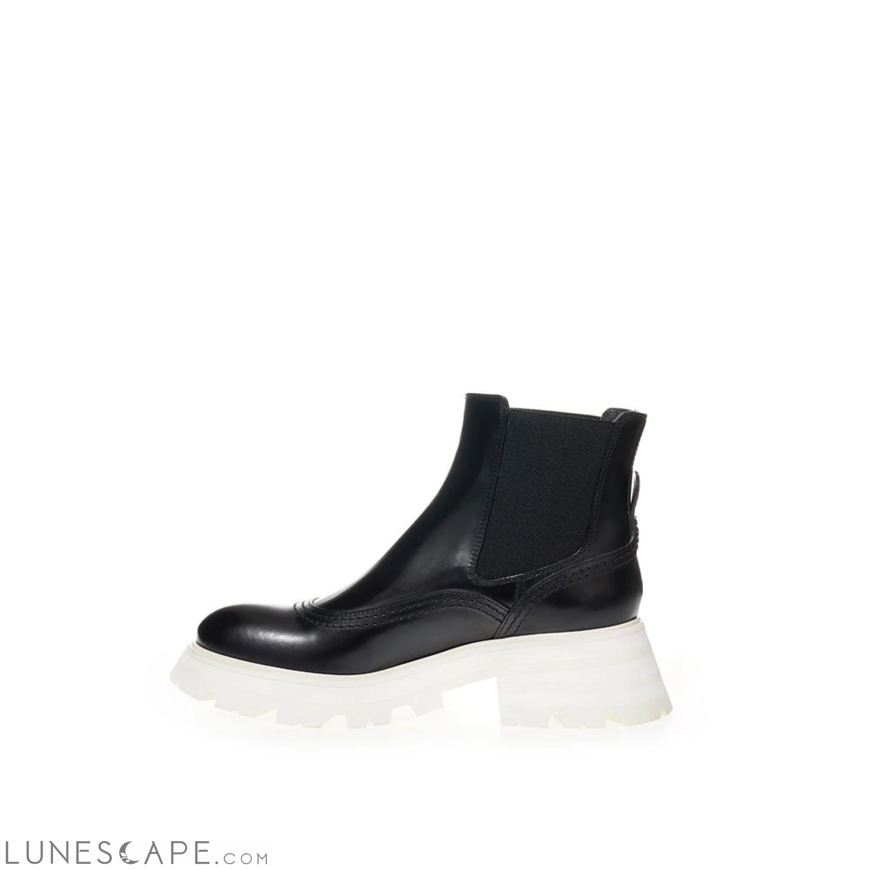 Alexander McQueen Elegant Leather Boots in Timeless Black LUNESCAPE