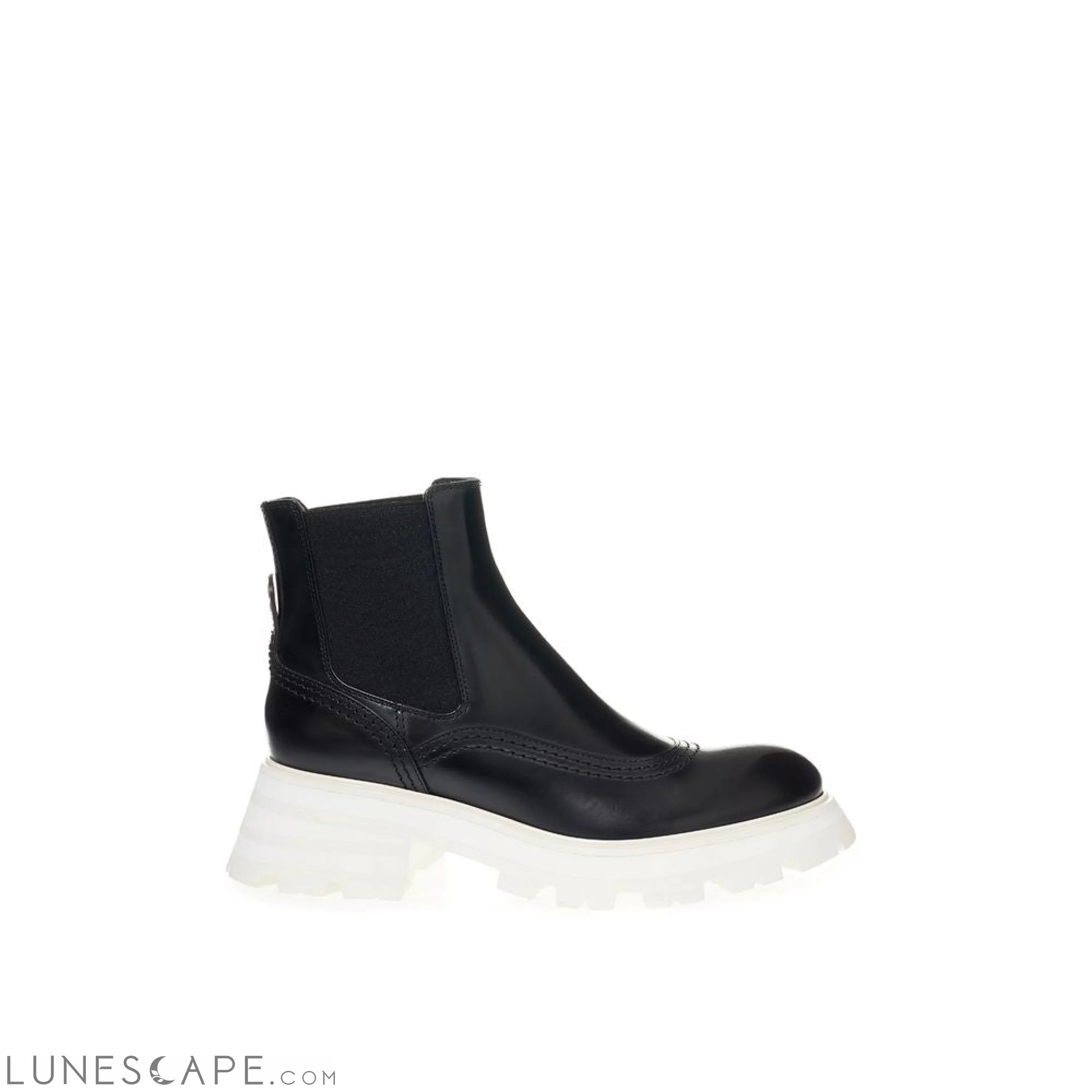 Alexander McQueen Elegant Leather Boots in Timeless Black LUNESCAPE