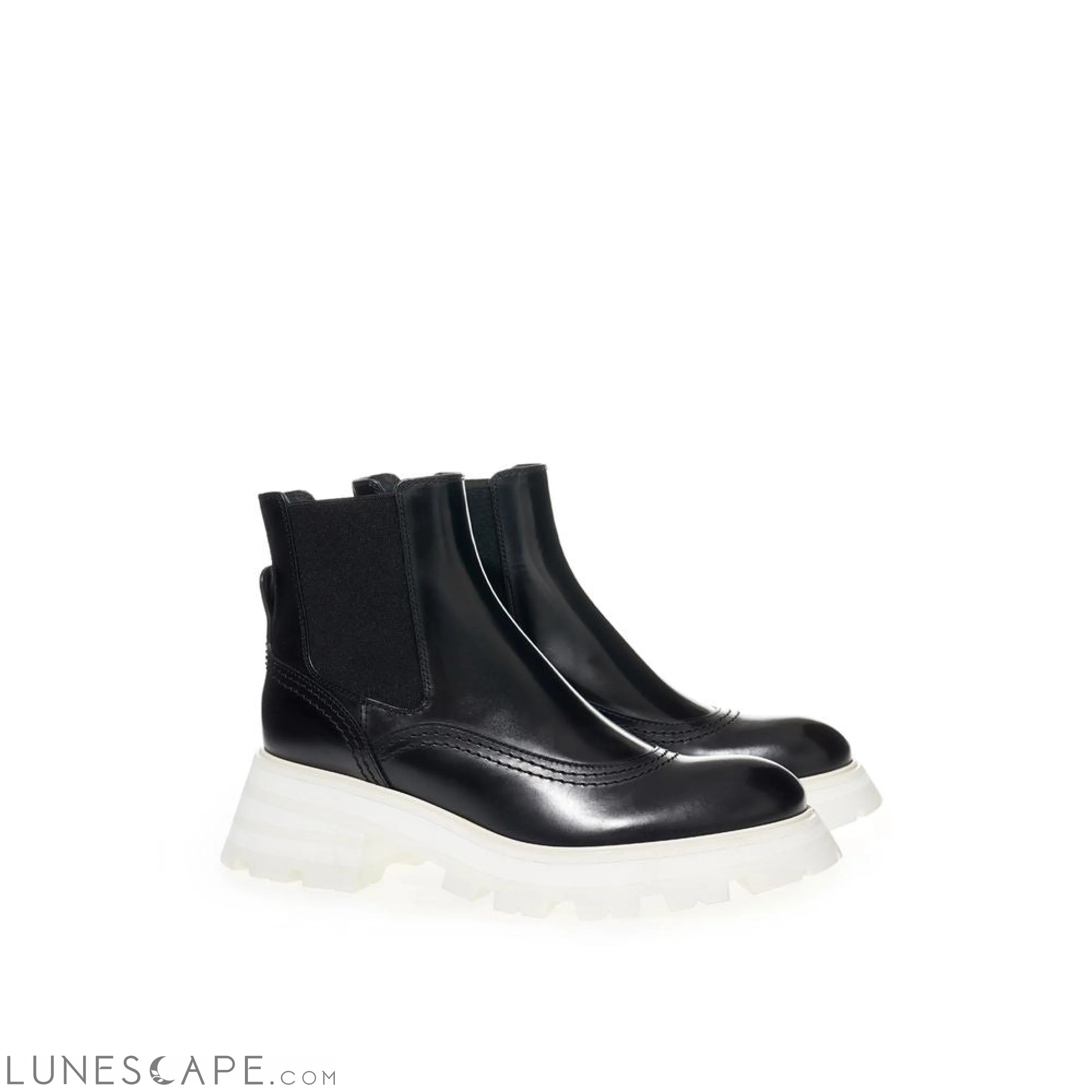 Alexander McQueen Elegant Leather Boots in Timeless Black LUNESCAPE