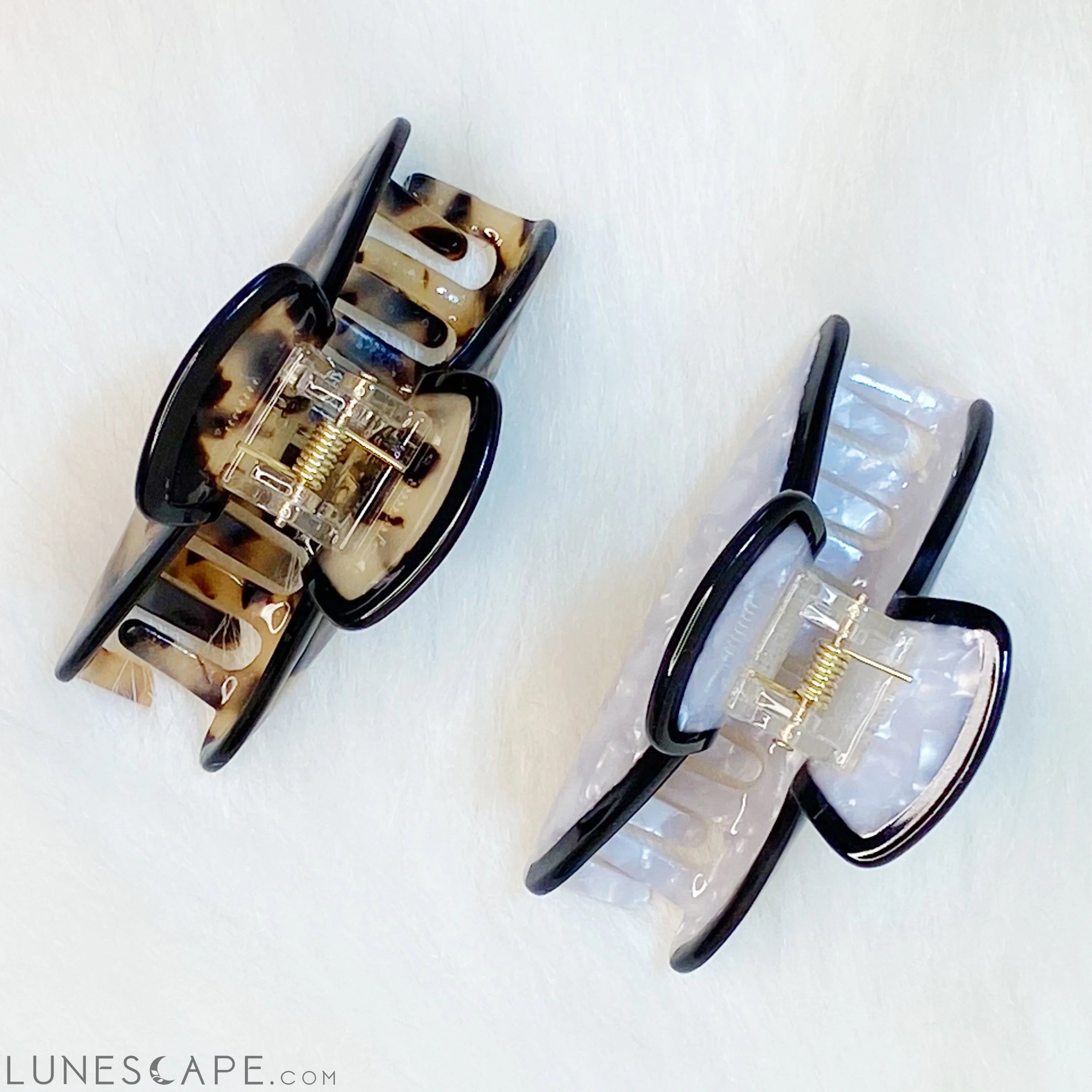 Beautifully Outlined Hair Claw LUNESCAPE