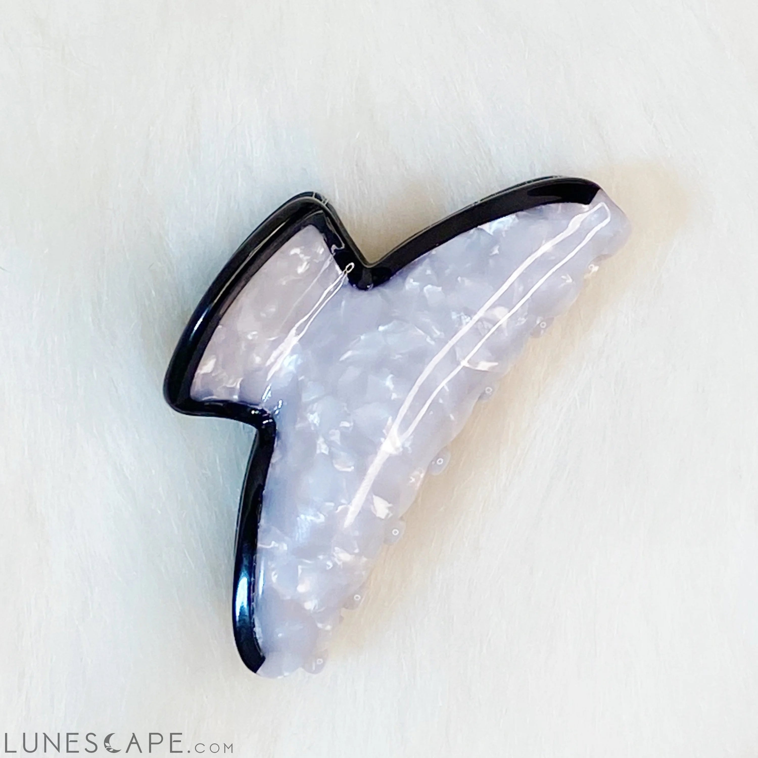 Beautifully Outlined Hair Claw LUNESCAPE