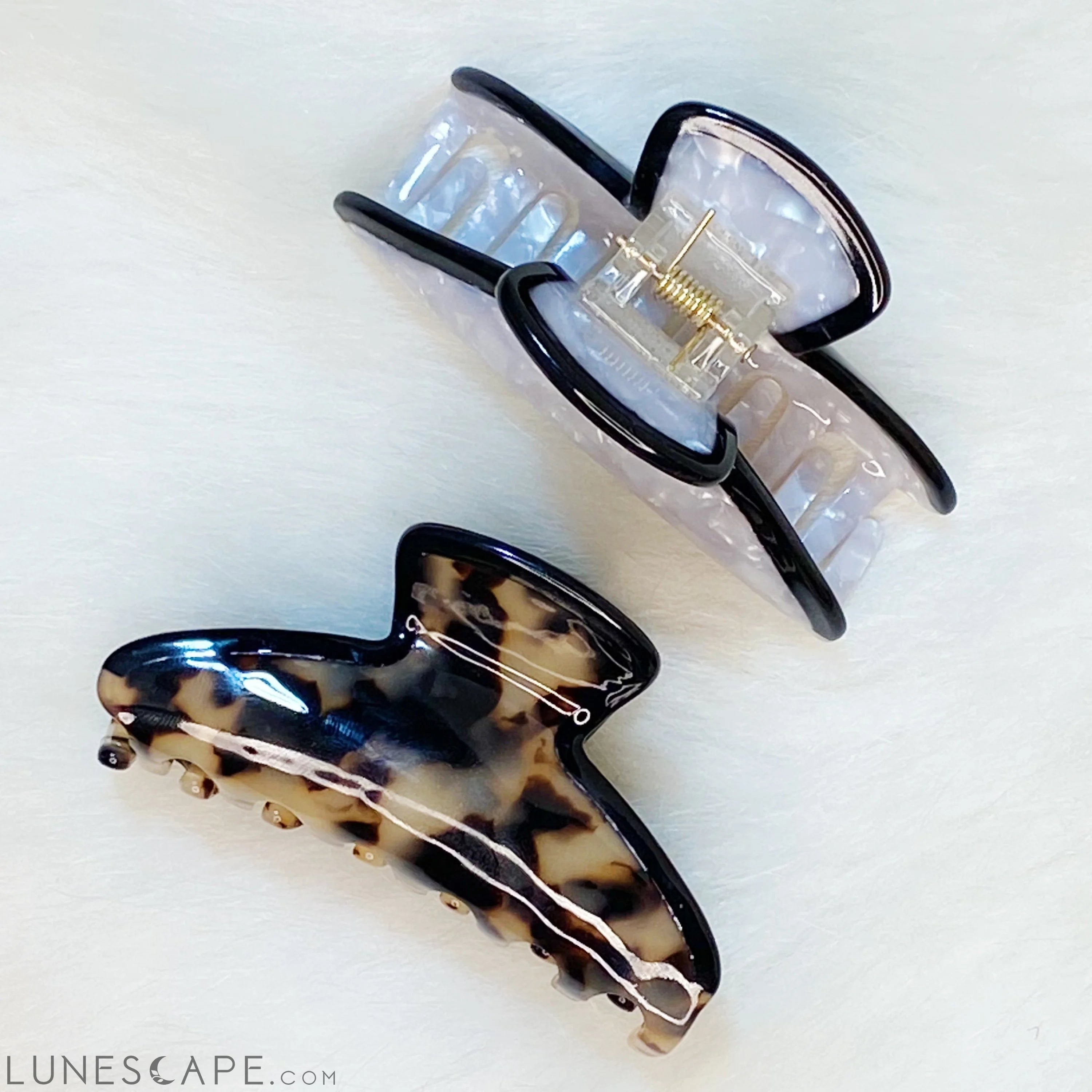 Beautifully Outlined Hair Claw LUNESCAPE