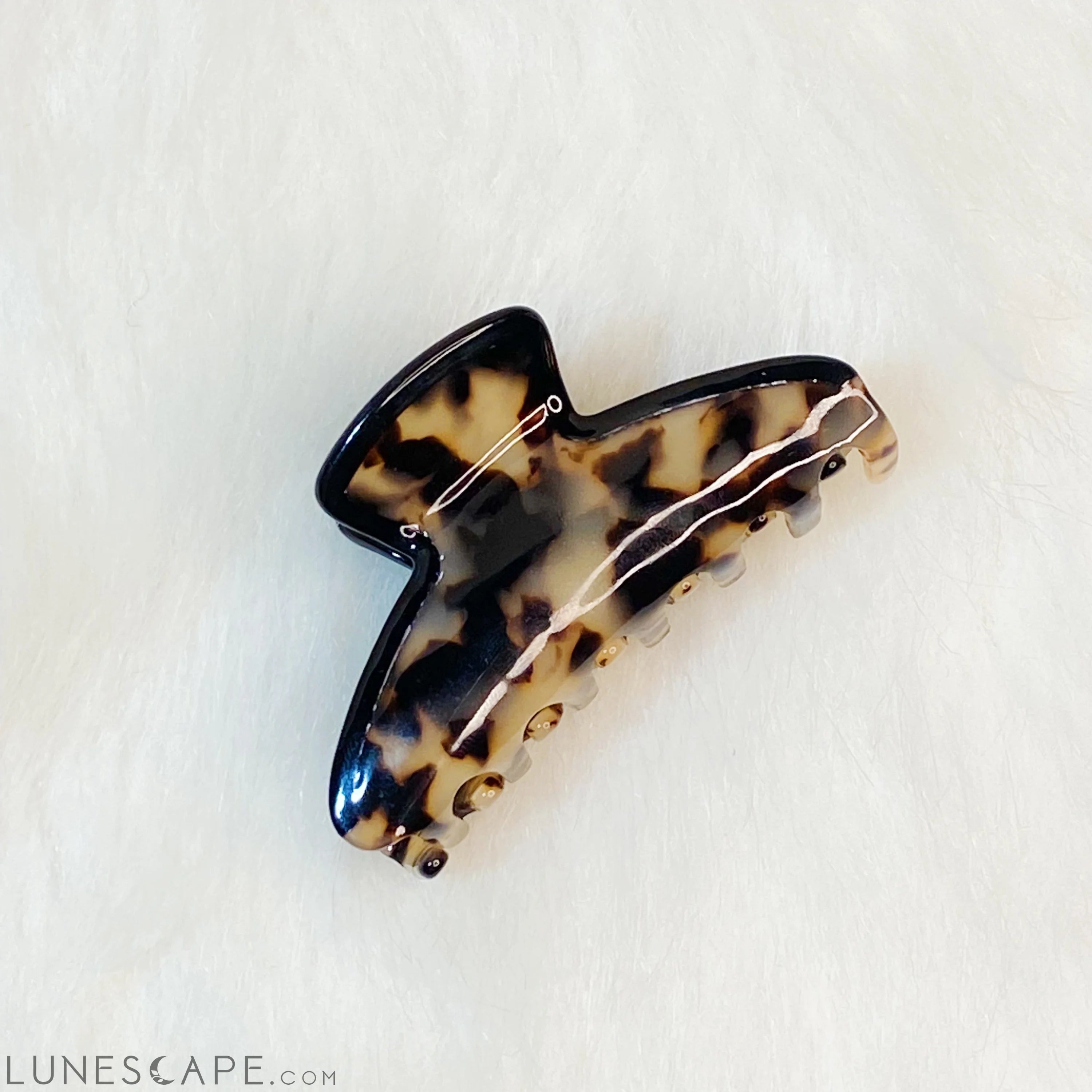 Beautifully Outlined Hair Claw LUNESCAPE