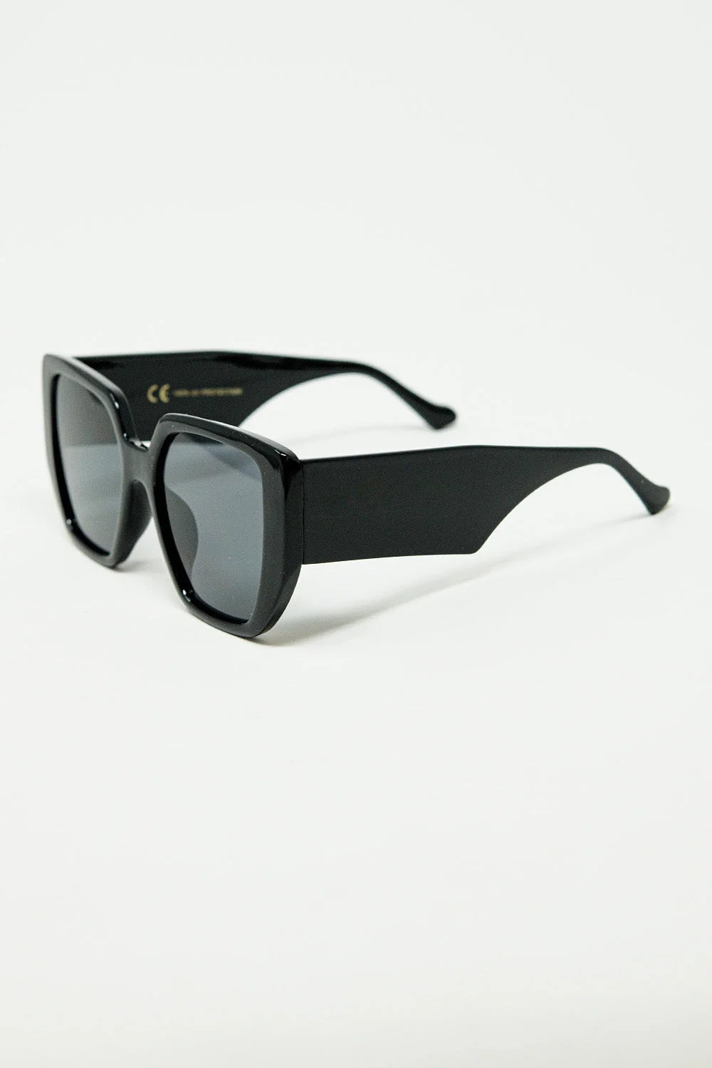 Black Pin-Up Style Sunglasses With Geometric Design and Cat Eyes LUNESCAPE