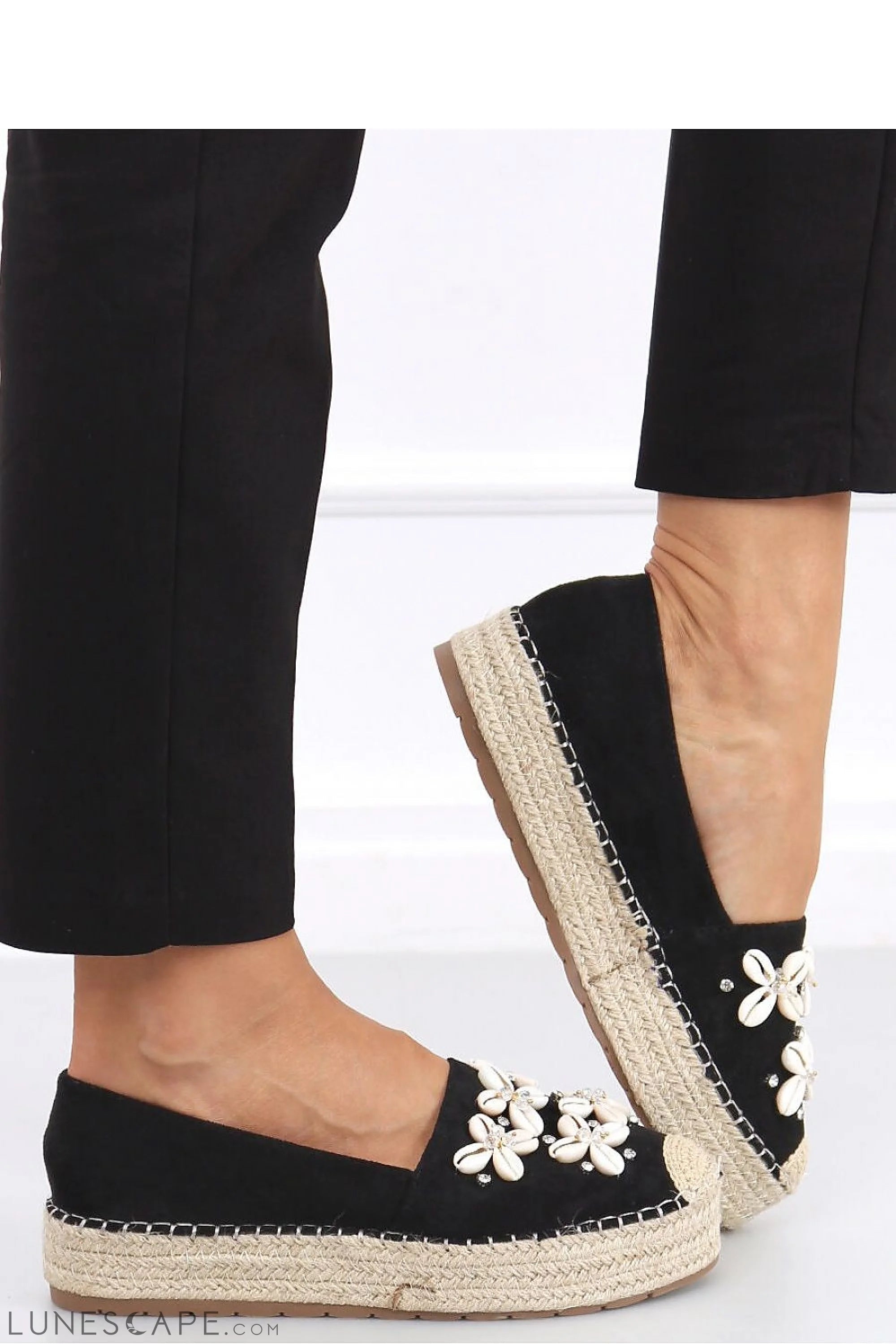 Black Shell-Embellished Round-Toe Platform Espadrille Flats LUNESCAPE