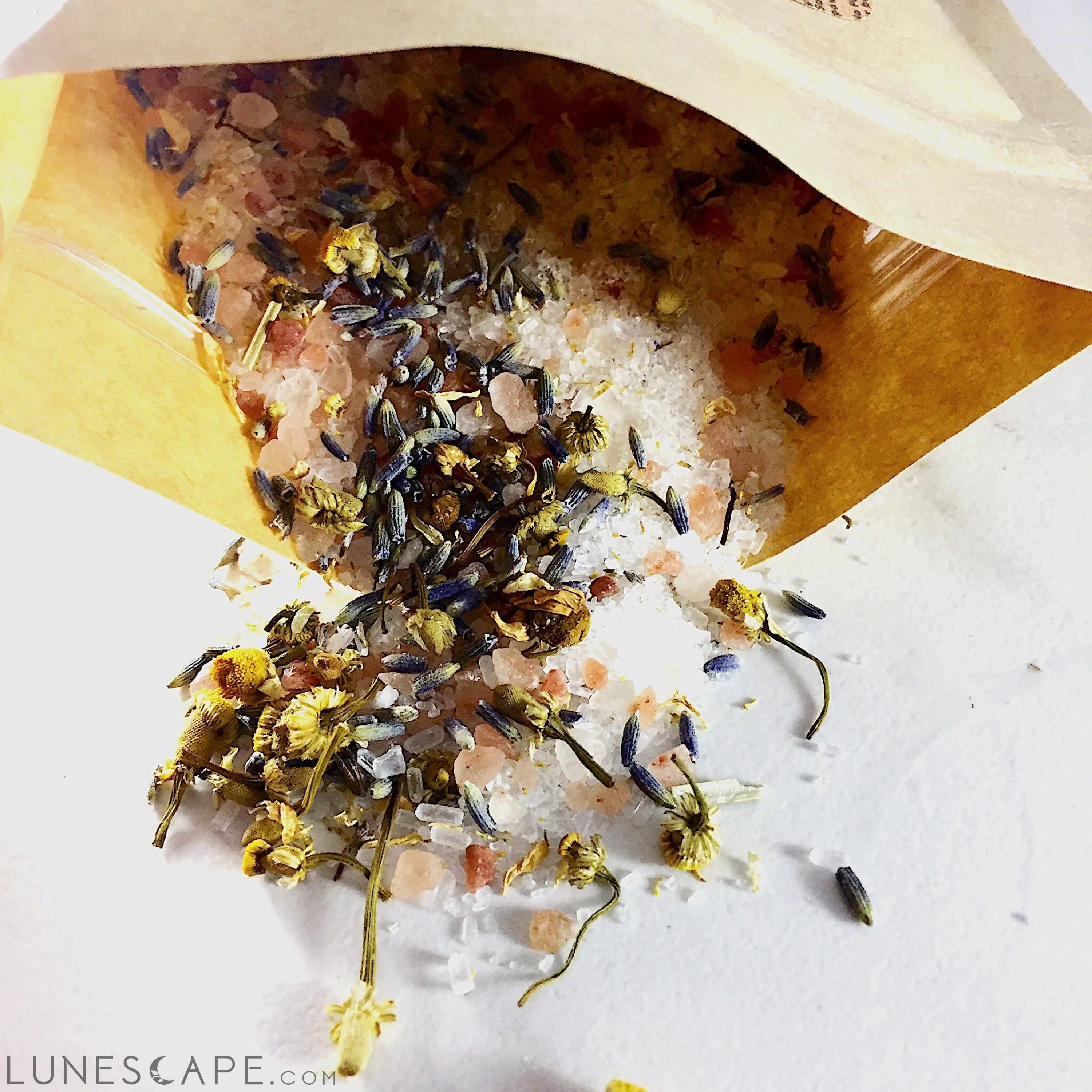 Calming Bath Salts / Detox / Relaxation / Lavender & Chamomile LUNESCAPE