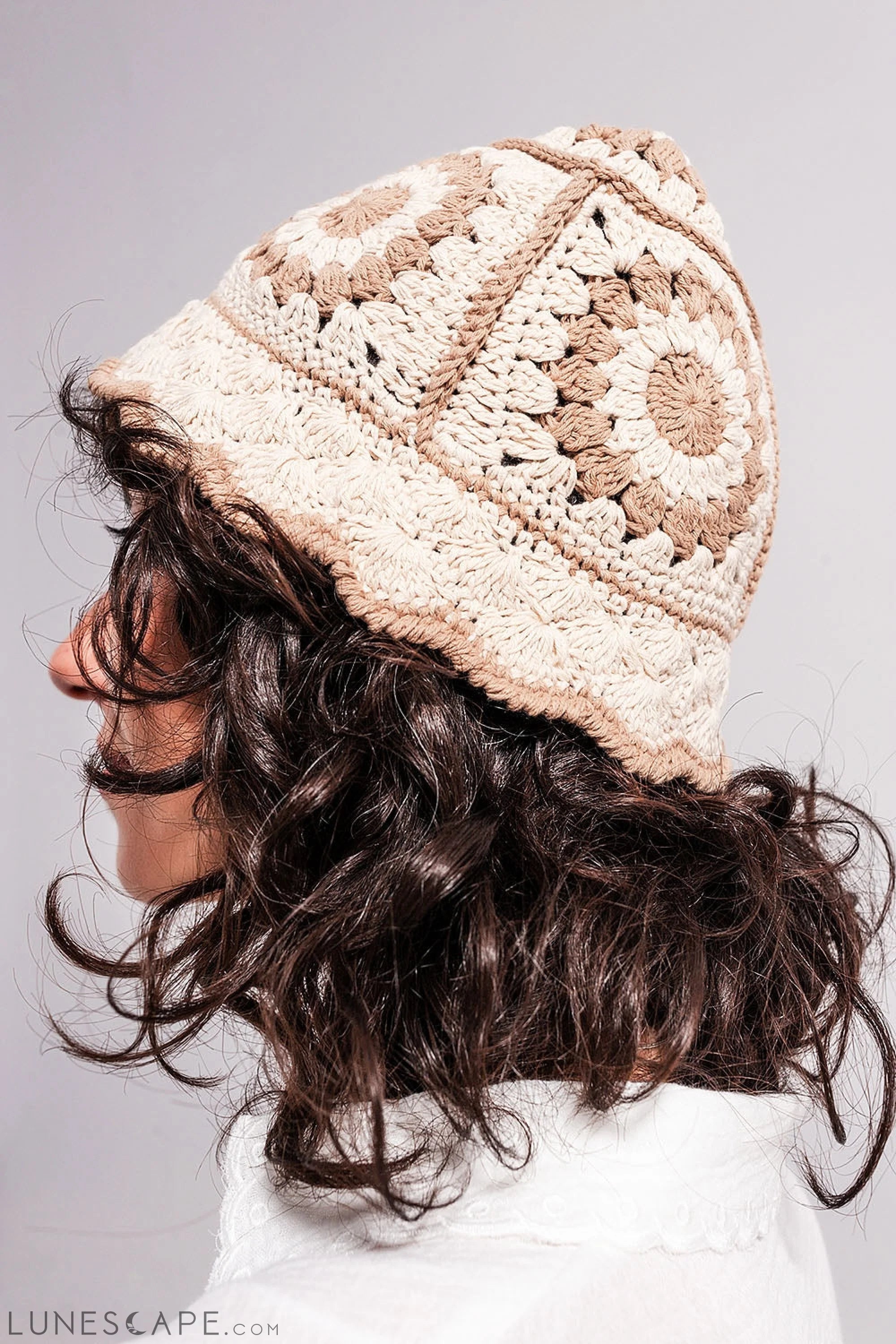 Crochet Bucket Hat With Daisy Detail in Beige LUNESCAPE