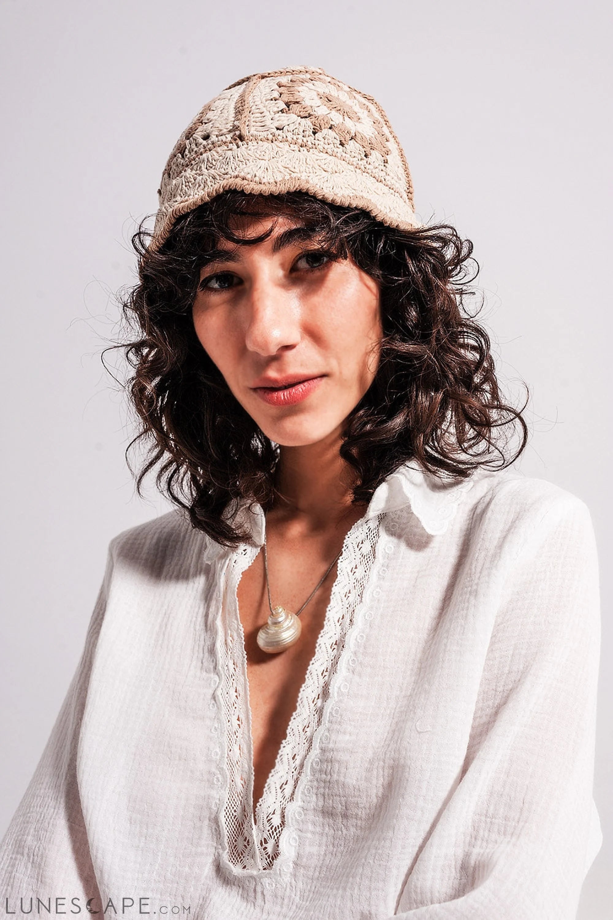 Crochet Bucket Hat With Daisy Detail in Beige LUNESCAPE