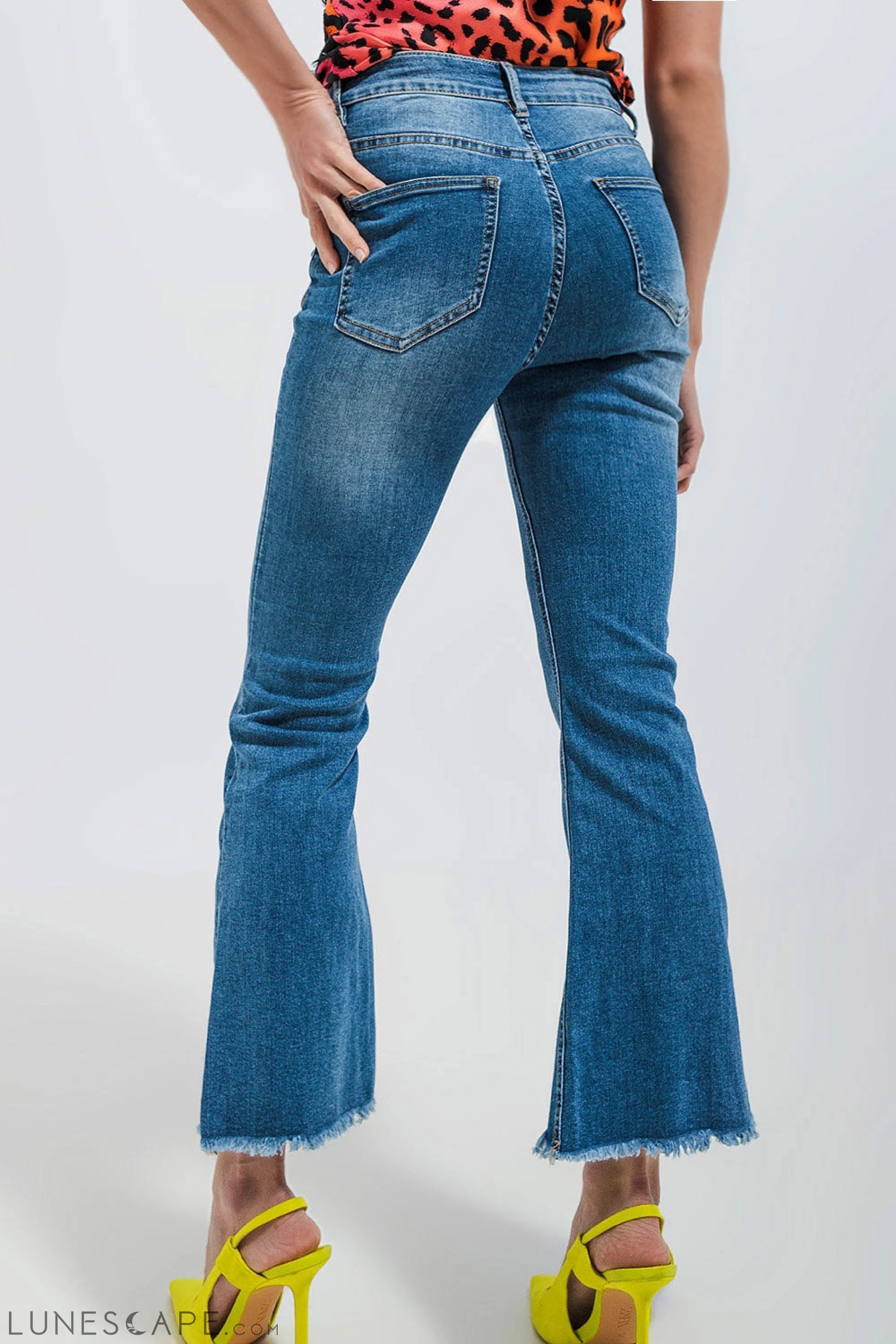 Cropped Kickflare Jeans in Mid Wash LUNESCAPE