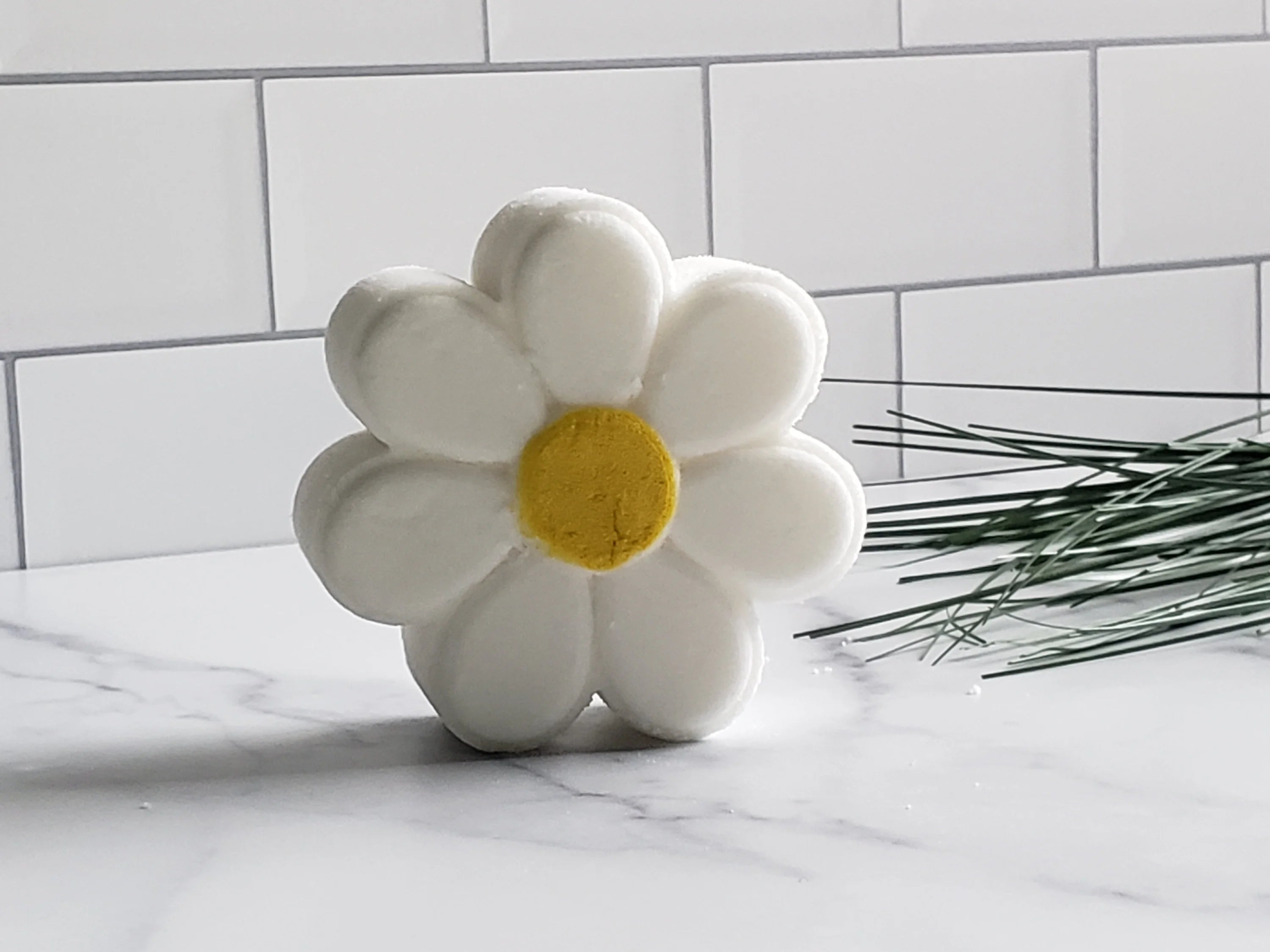 Daisy Bath Bomb LUNESCAPE