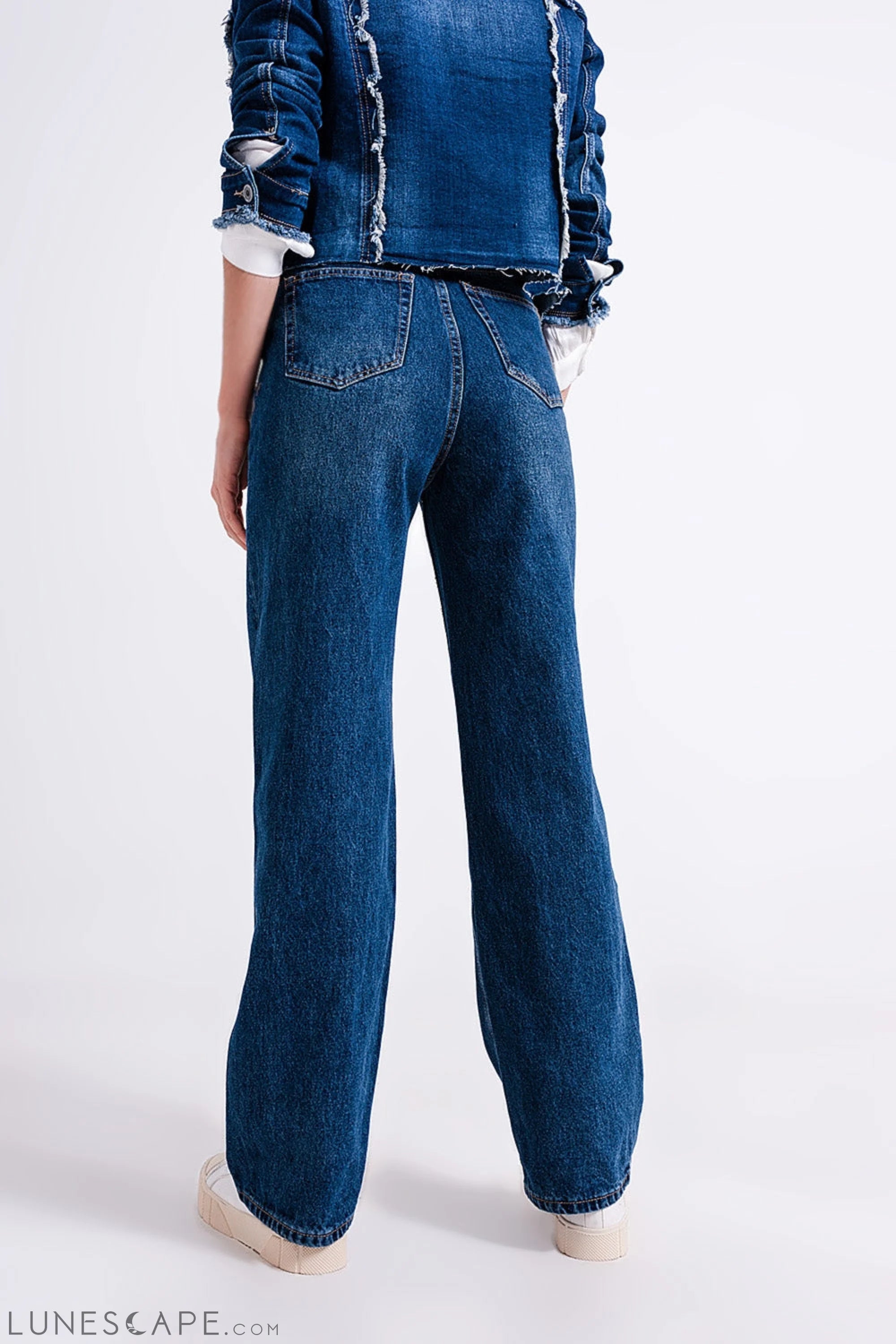 High Rise Mom Fit Jeans With Medium Wash LUNESCAPE