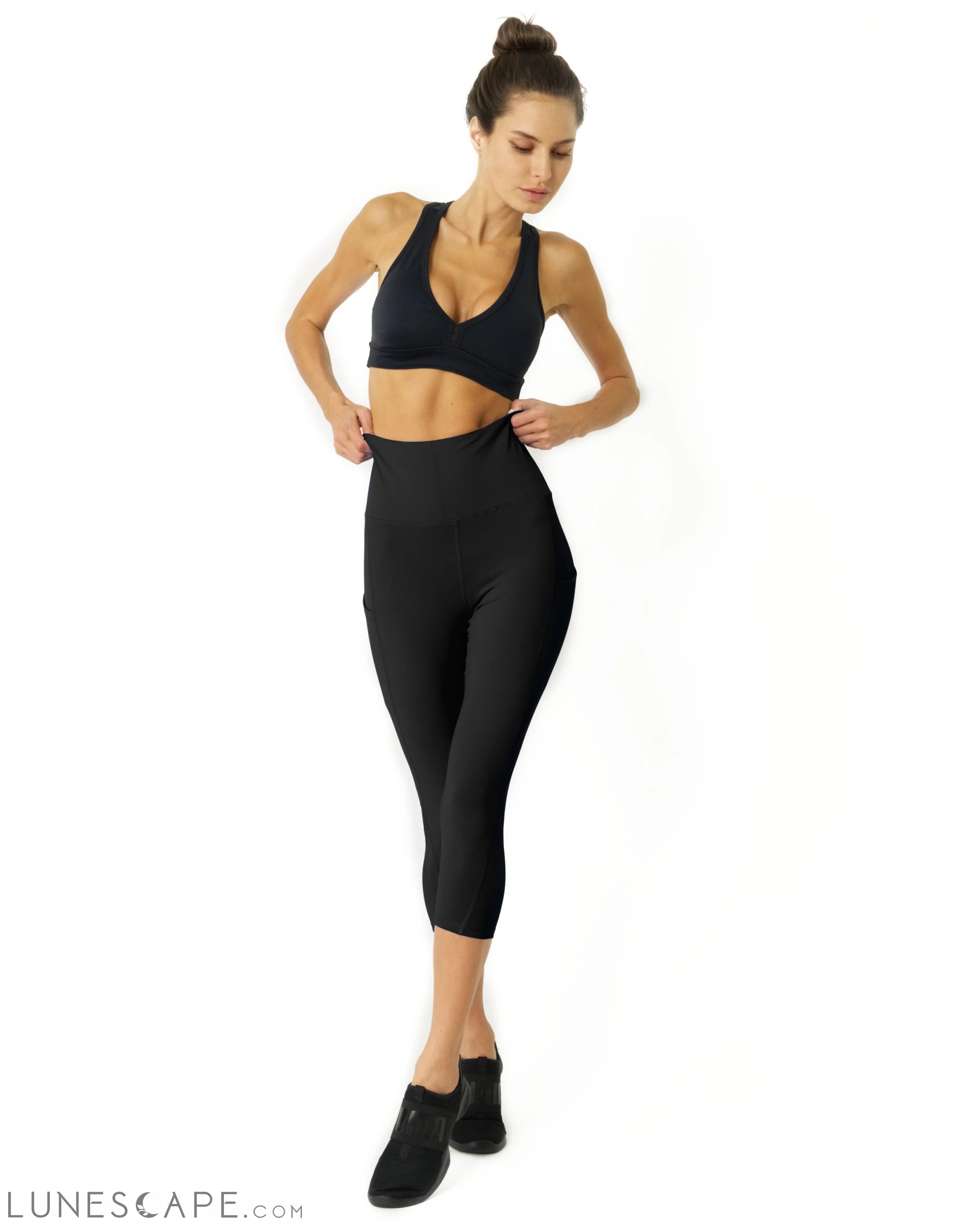 High Waisted Yoga Capri Leggings - Black LUNESCAPE