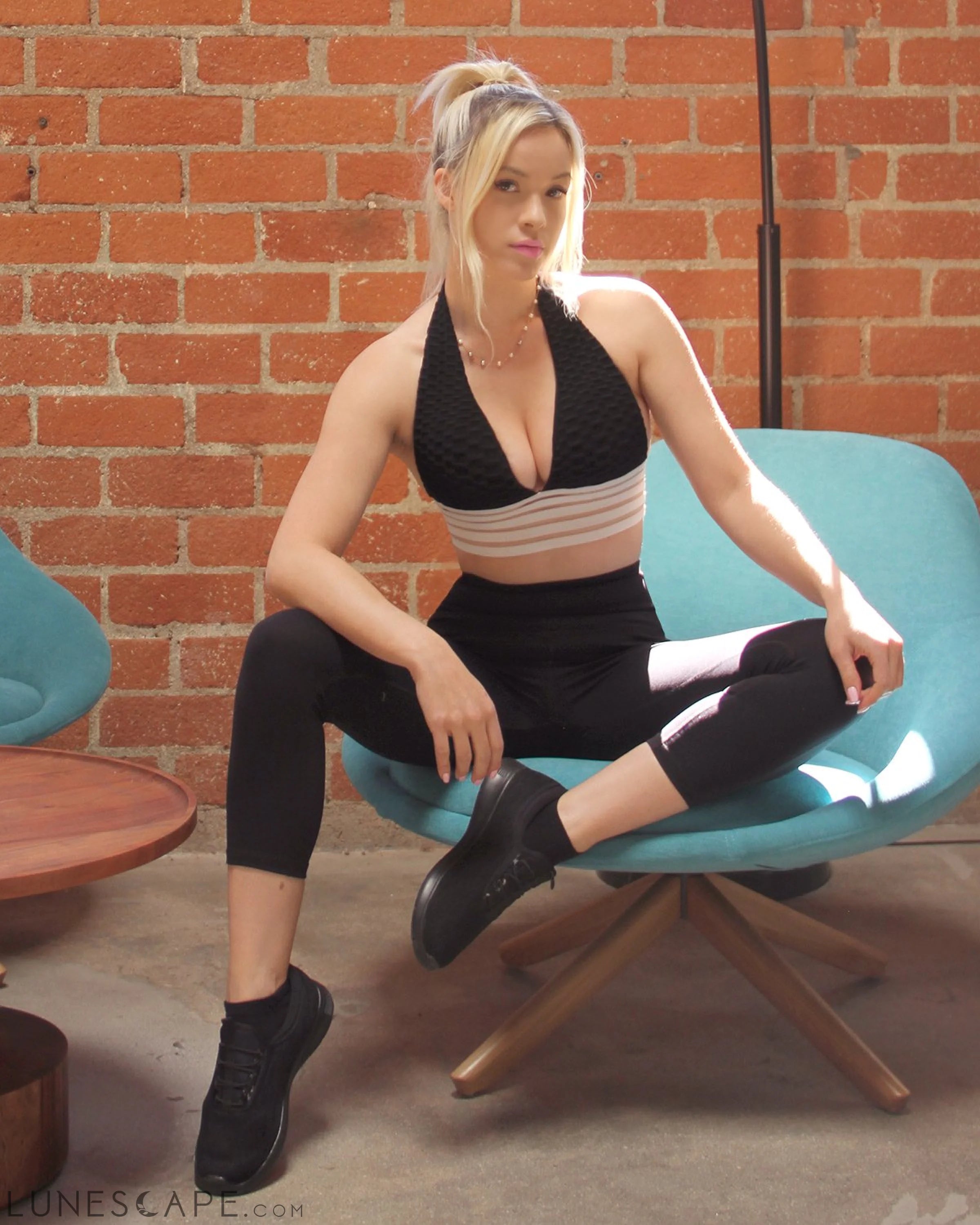 High Waisted Yoga Capri Leggings - Black LUNESCAPE