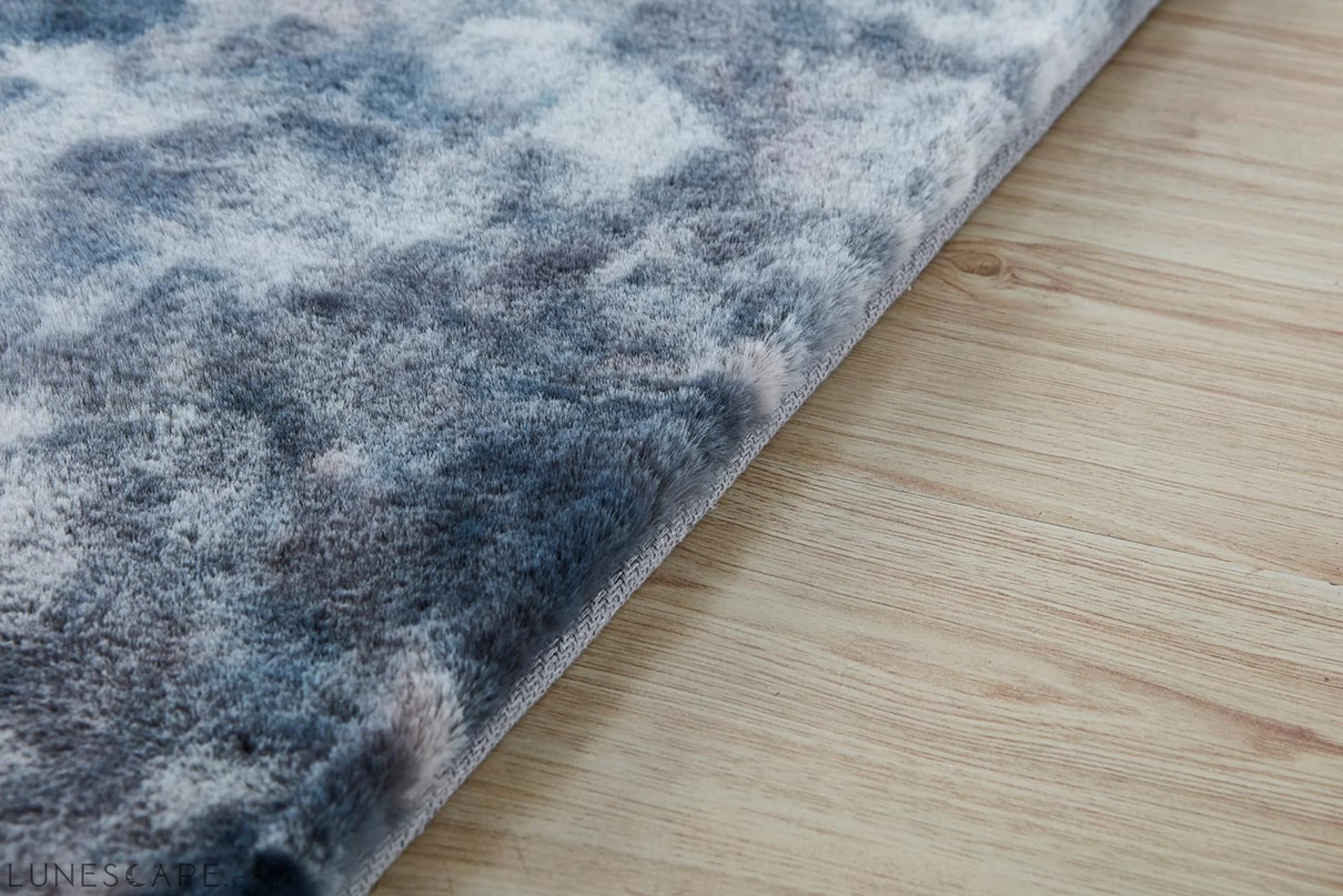 Lily Luxury Grey Tie-Die Chinchilla Faux Fur Area Rug LUNESCAPE