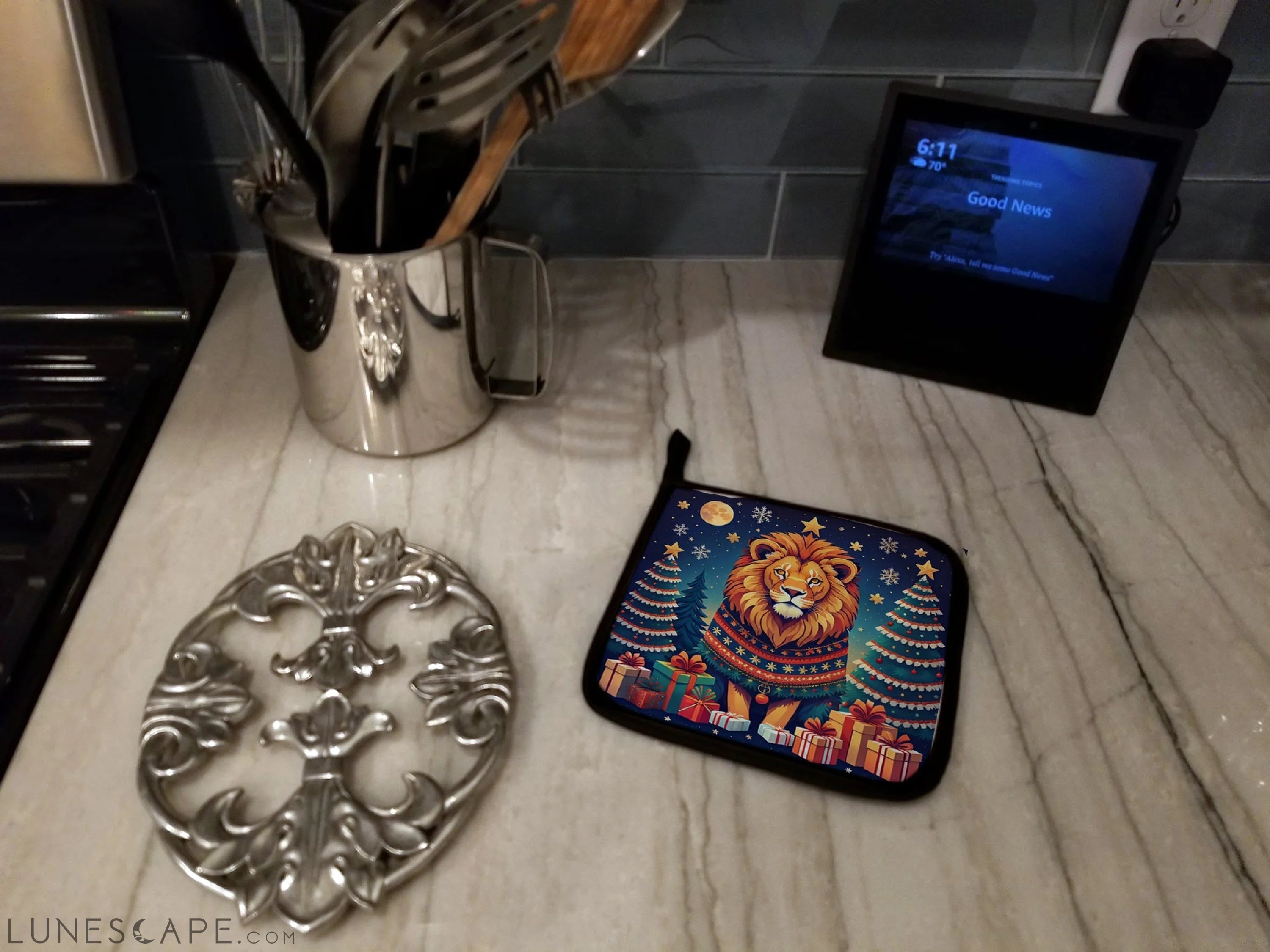 Lion Christmas Pair of Pot Holders LUNESCAPE