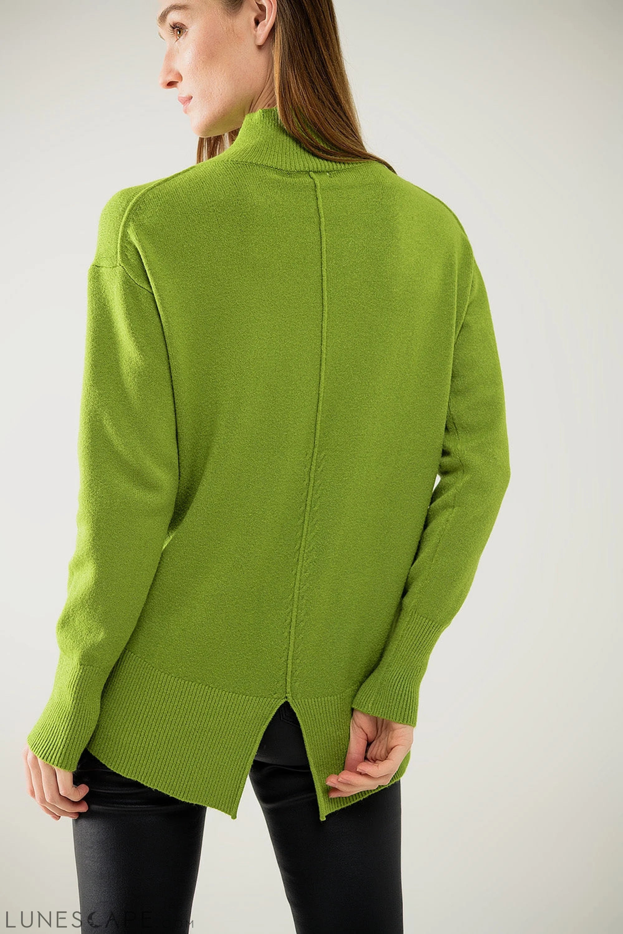 Loose Green Sweater With Opening in the Back LUNESCAPE