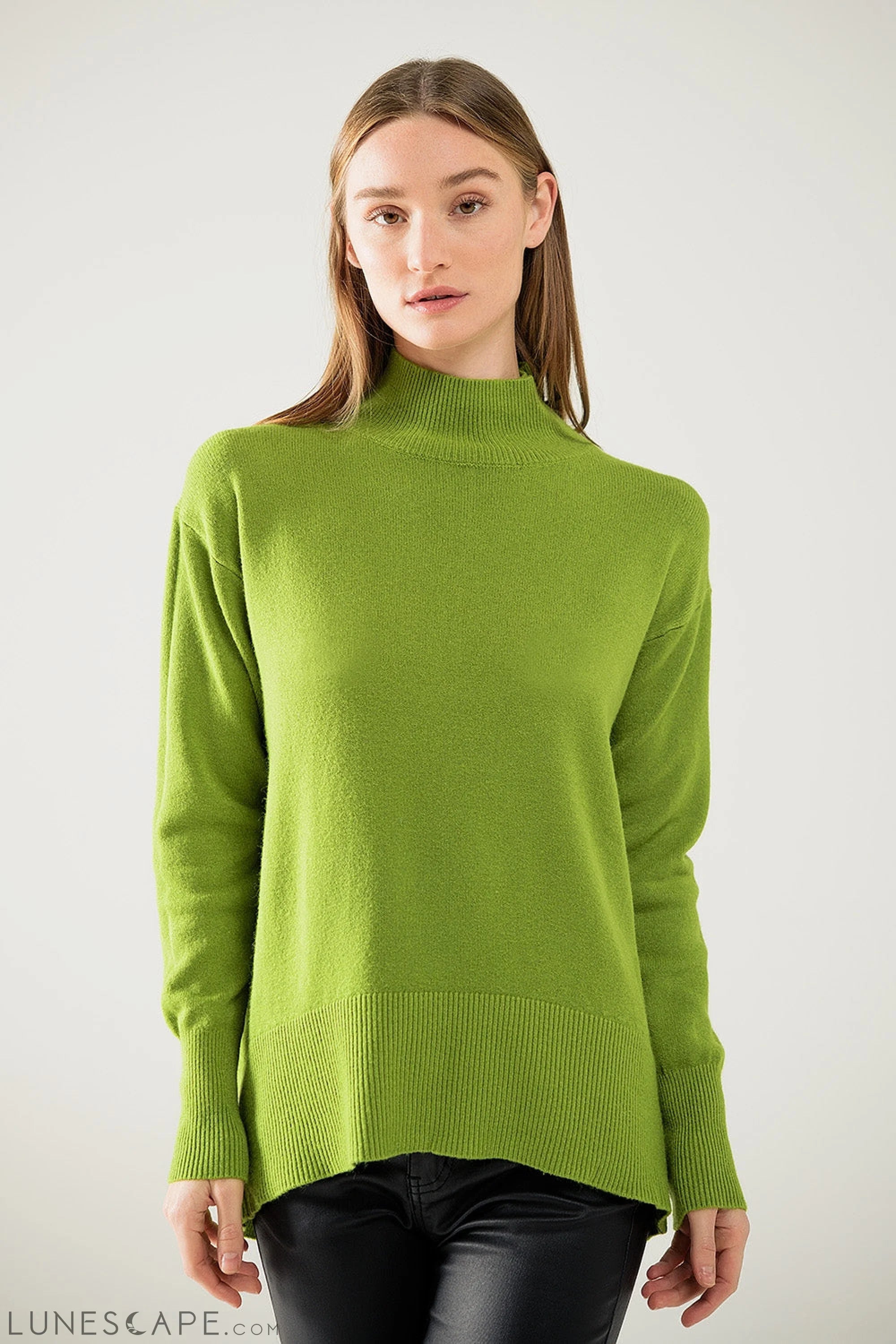 Loose Green Sweater With Opening in the Back LUNESCAPE