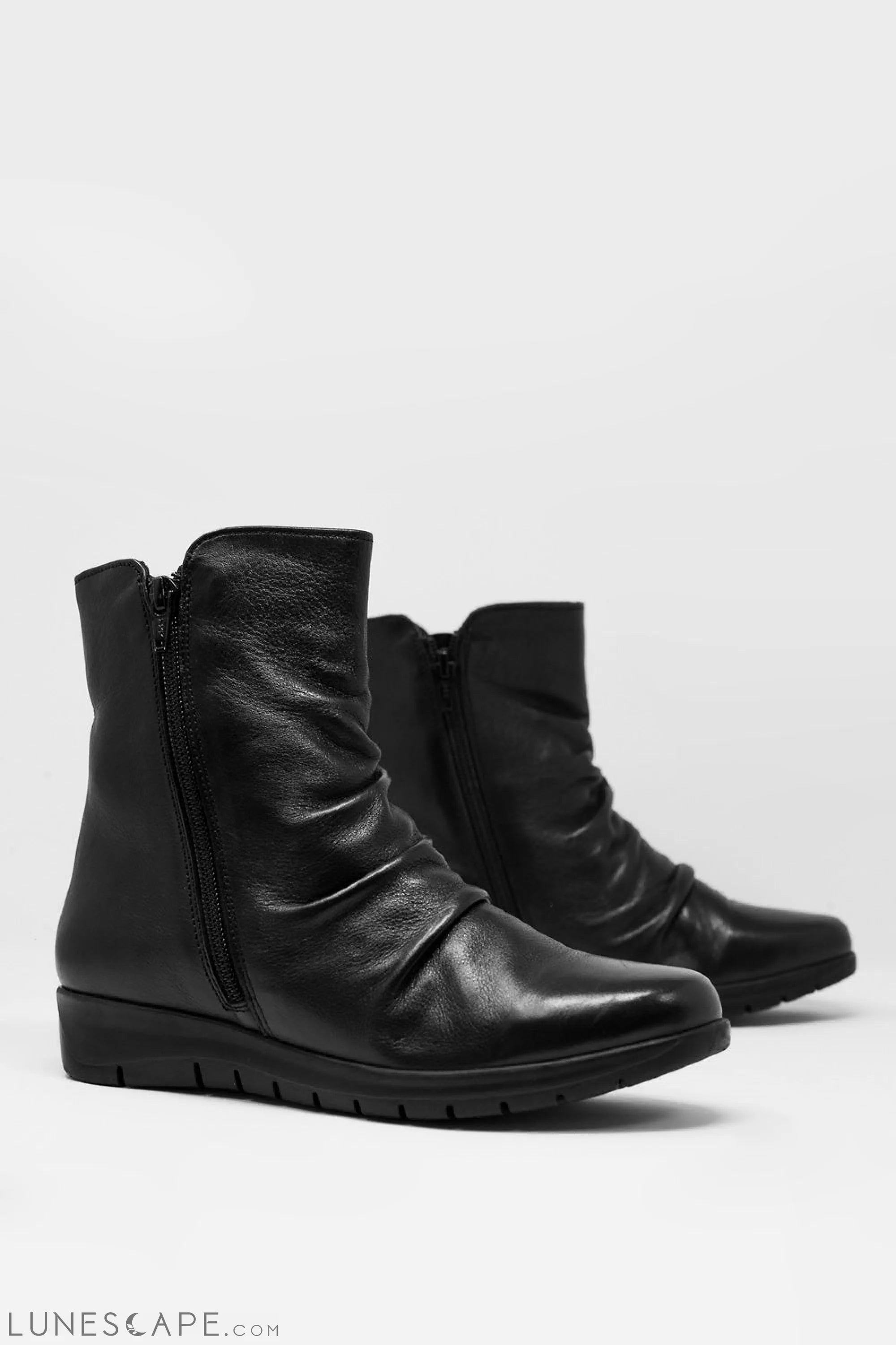 Low Black Boots With Zipper and Round Nose LUNESCAPE