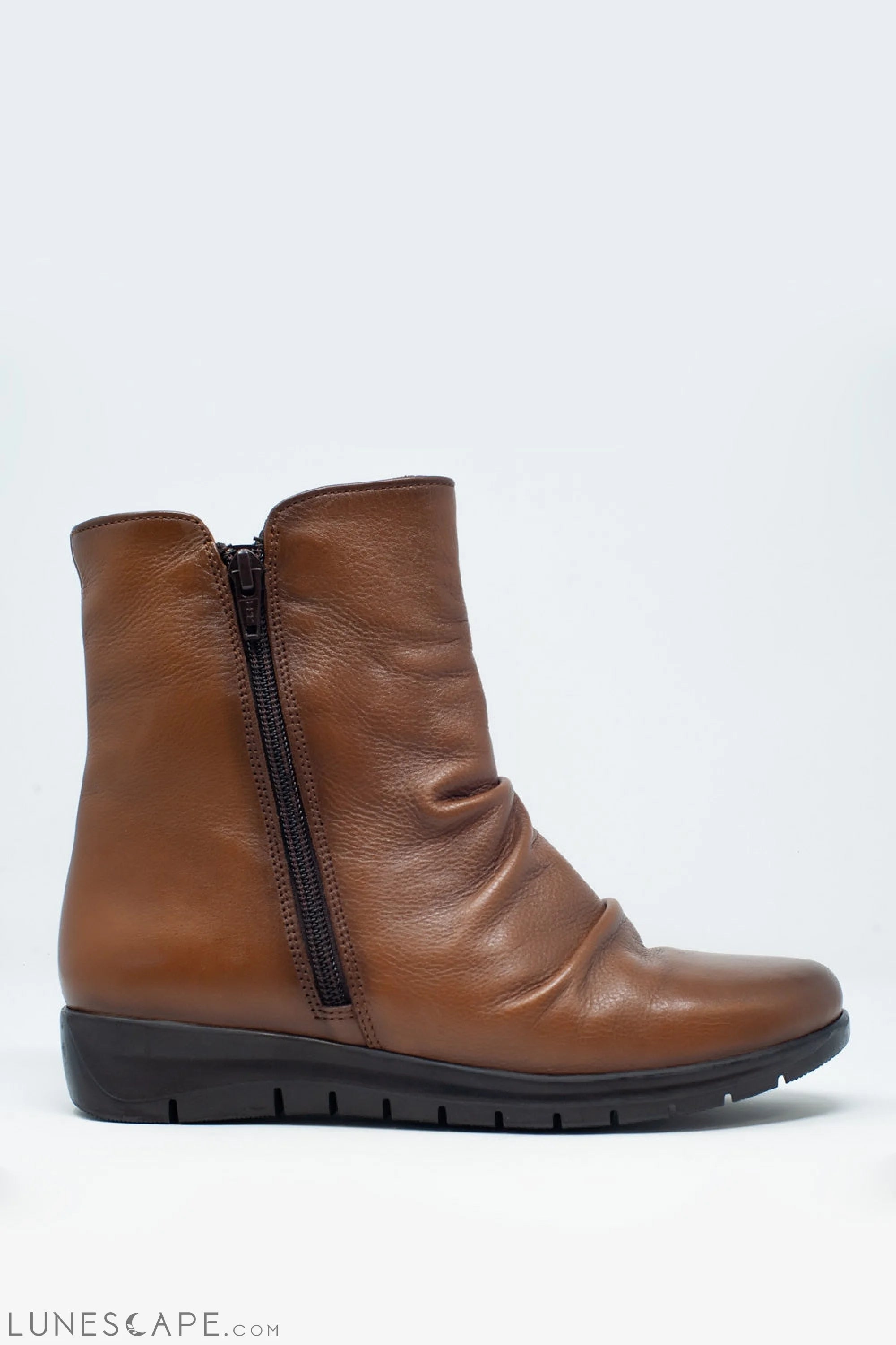 Low Brown Boots With Zipper and Round Nose LUNESCAPE