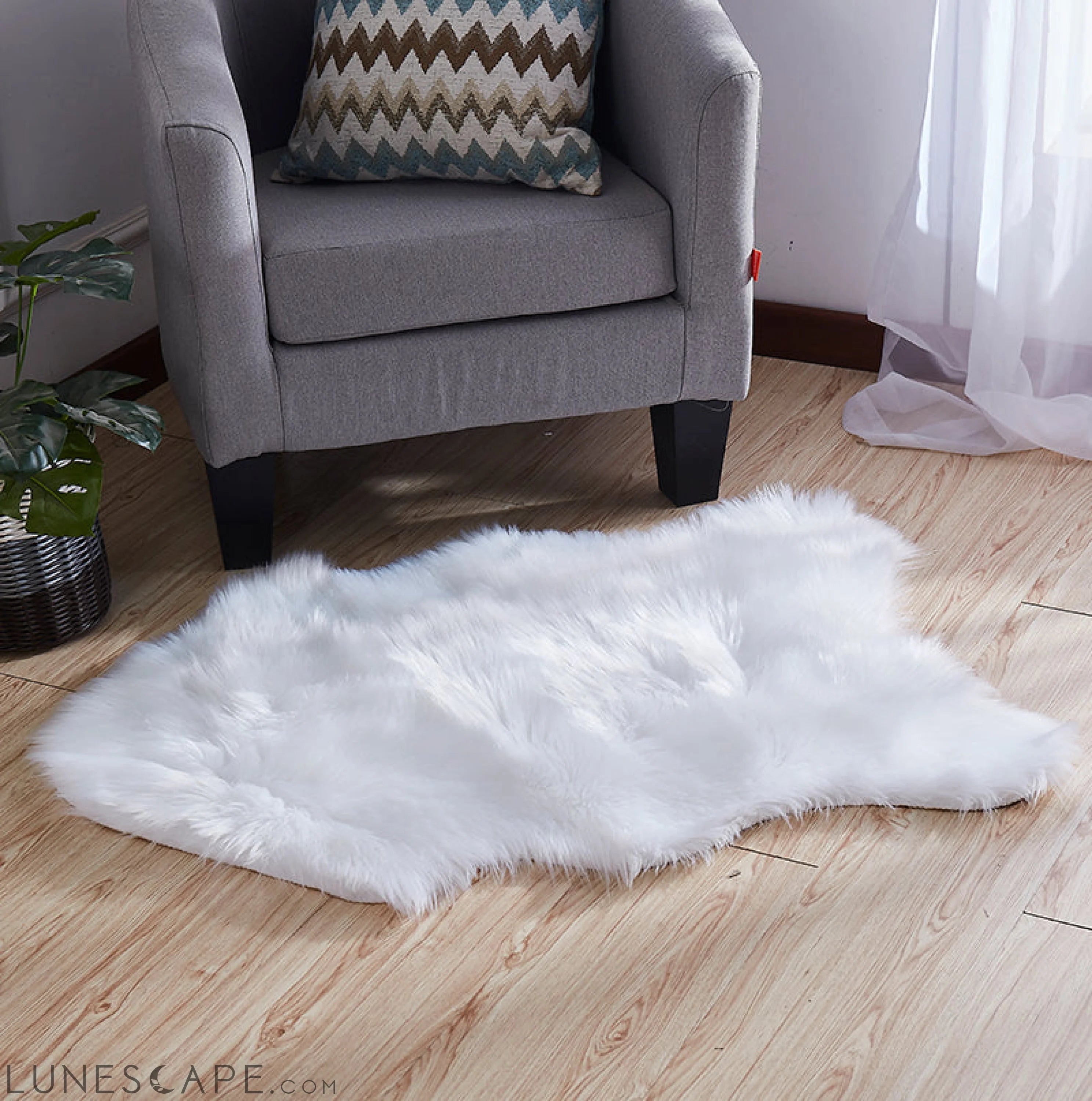 Luxury White Faux Fur Decorative Rug 28" x 39" LUNESCAPE