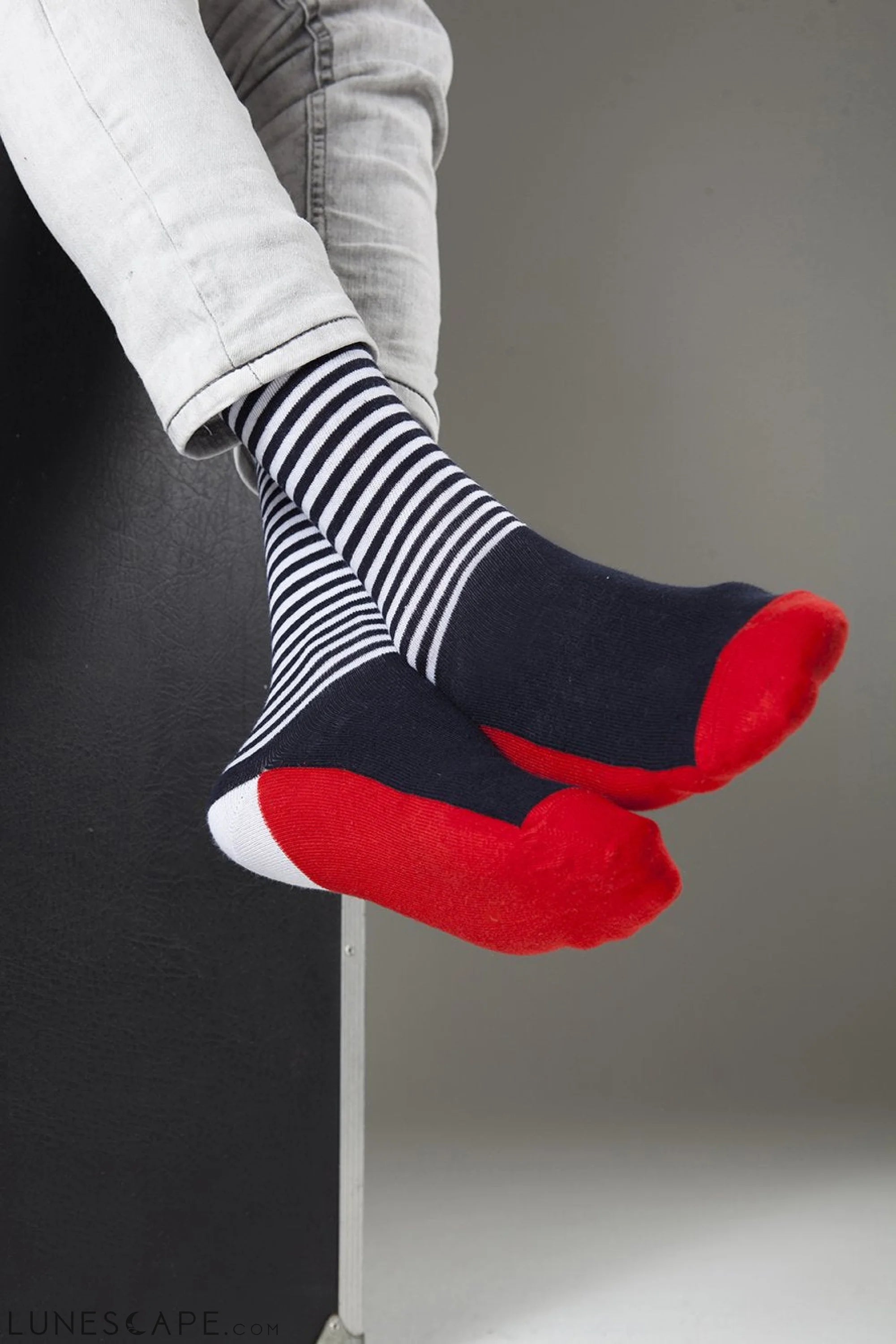 Men's Black-Red Stripe Socks LUNESCAPE