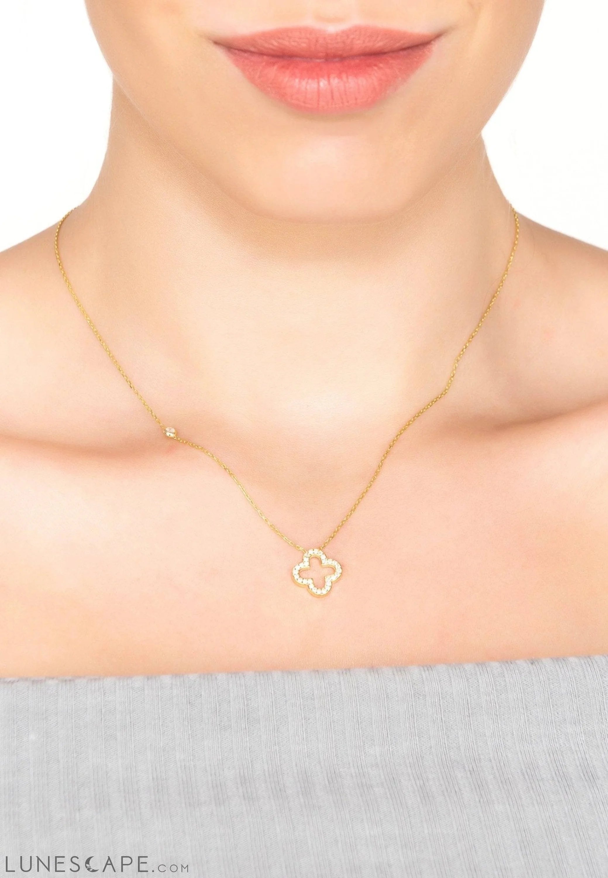 Open Clover Pendant Necklace LUNESCAPE