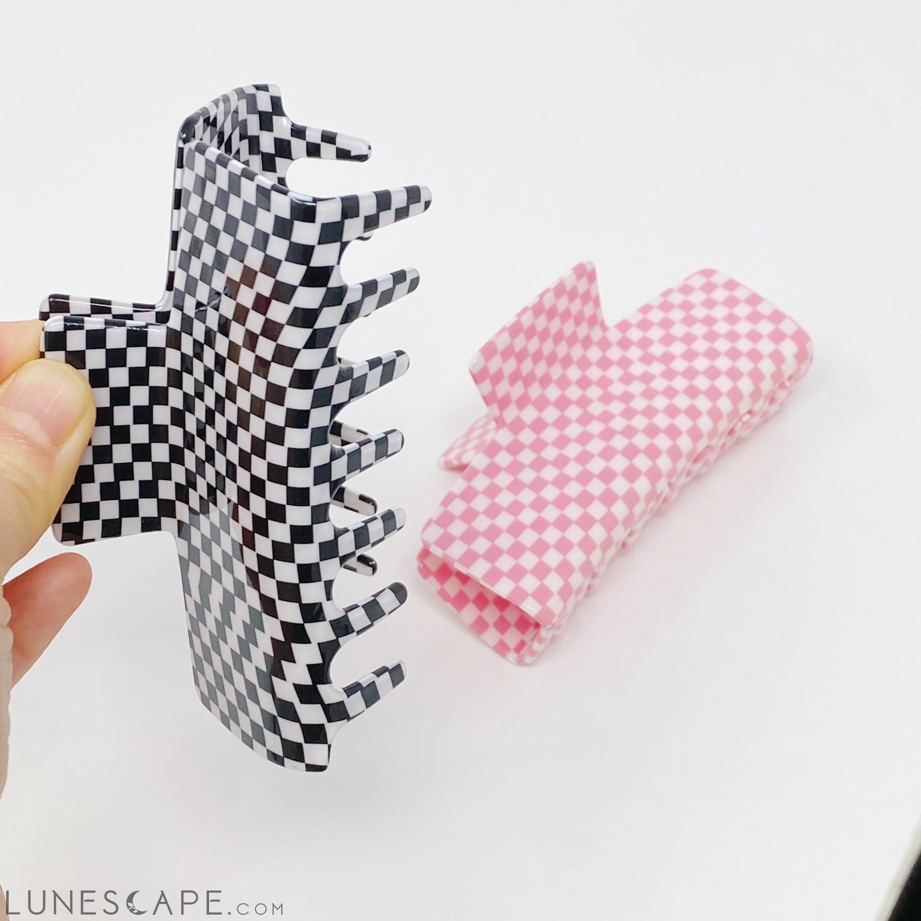 Oversized Checkered Hair Claw LUNESCAPE