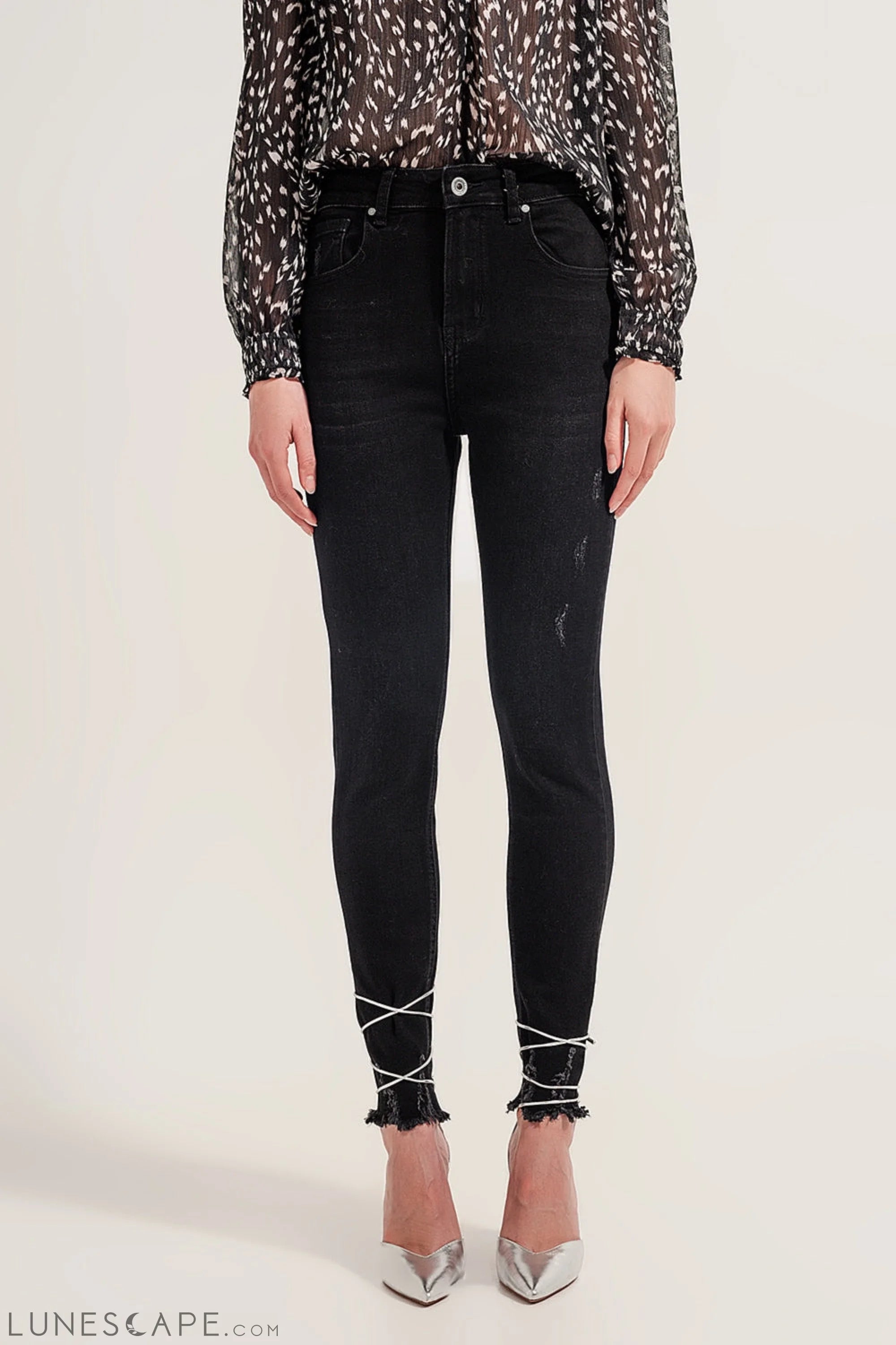 Raw Hem Skinny Jeans in Washed Black LUNESCAPE