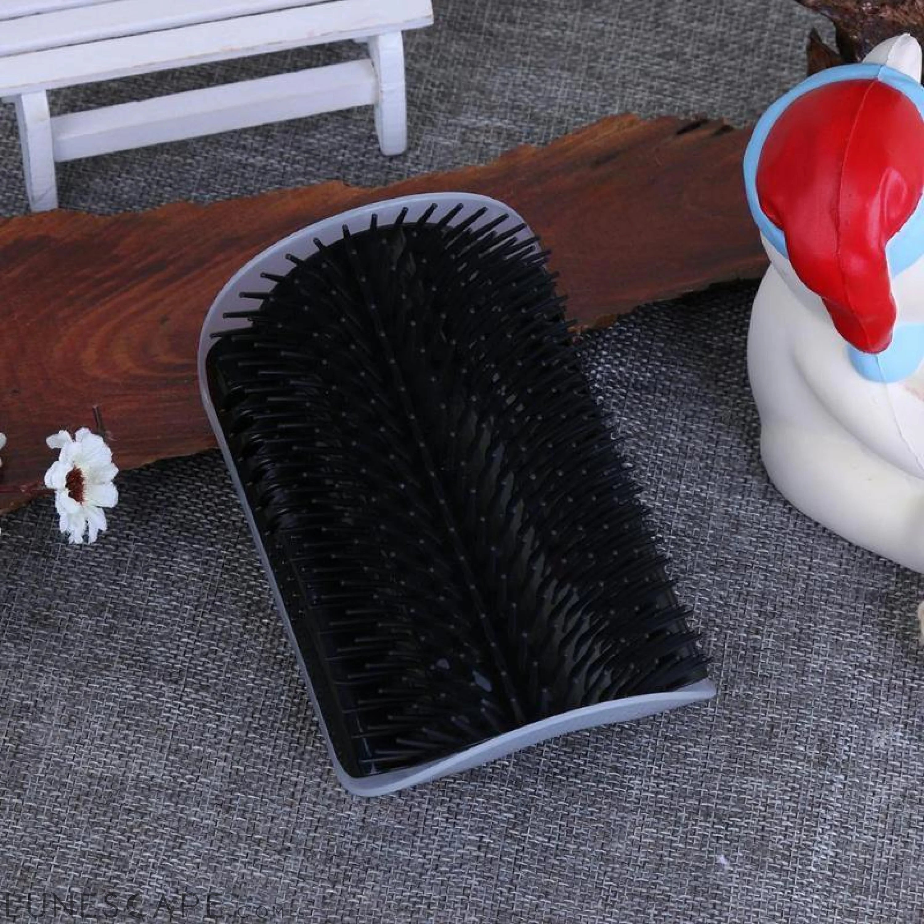 Self Grooming Catnip Massage Brush for Cats LUNESCAPE