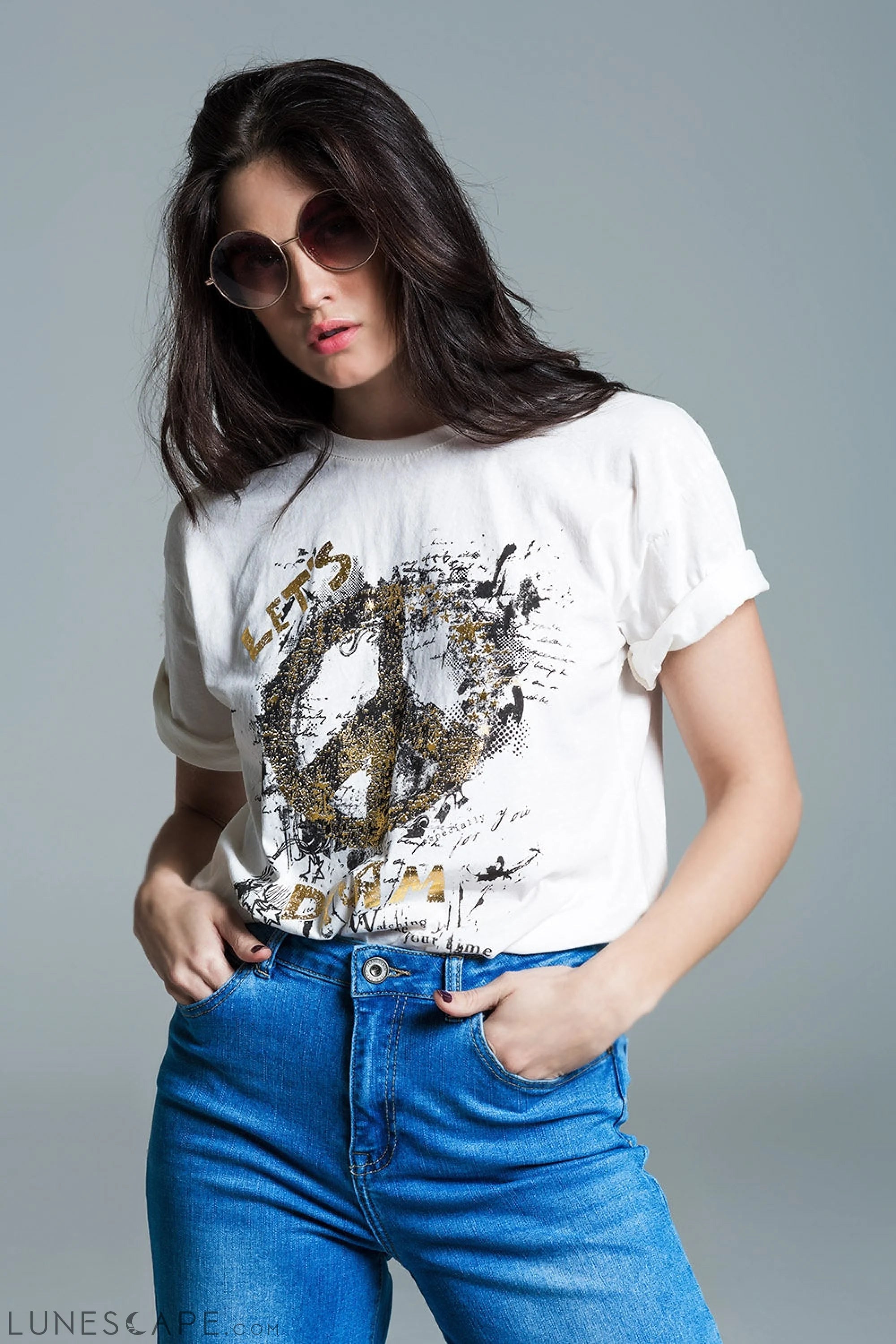 Short Sleeve T-Shirt With Graphic Peace Sign Design at the Front in Cream LUNESCAPE