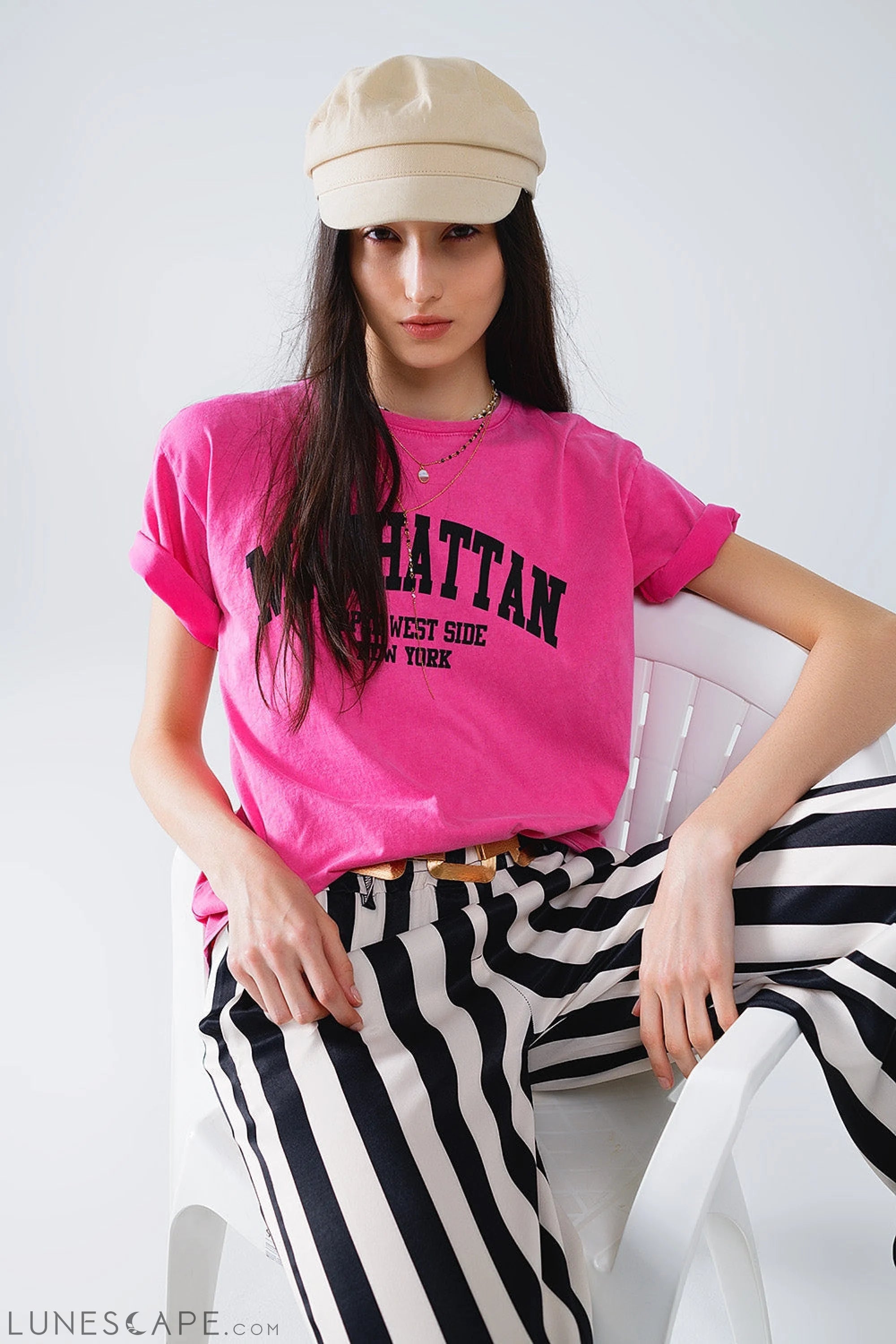 Short Sleeve T-Shirt With Graphic Text Manhattan in Pink LUNESCAPE