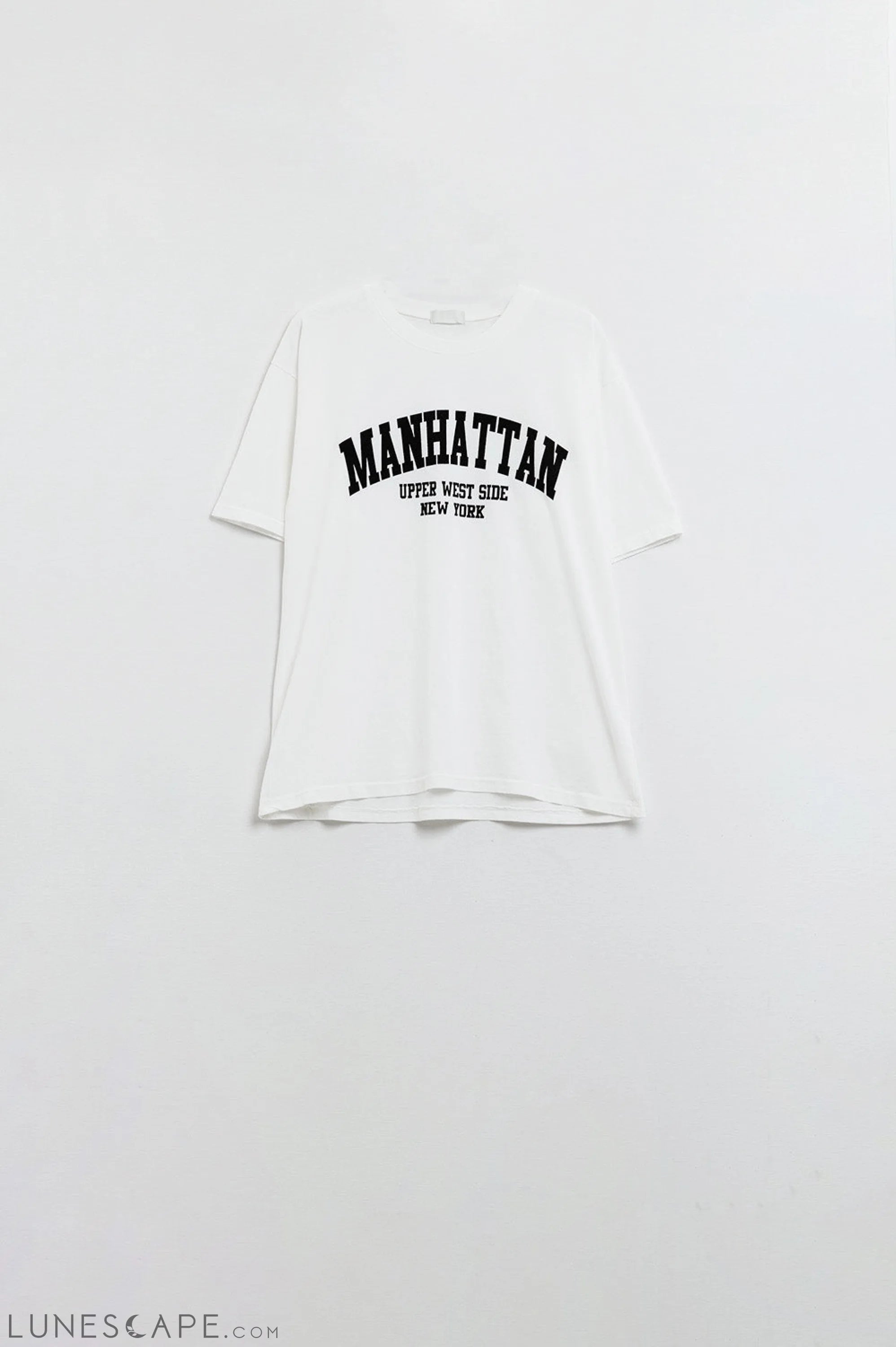 Short Sleeve T-Shirt With Graphic Text Manhattan in White LUNESCAPE