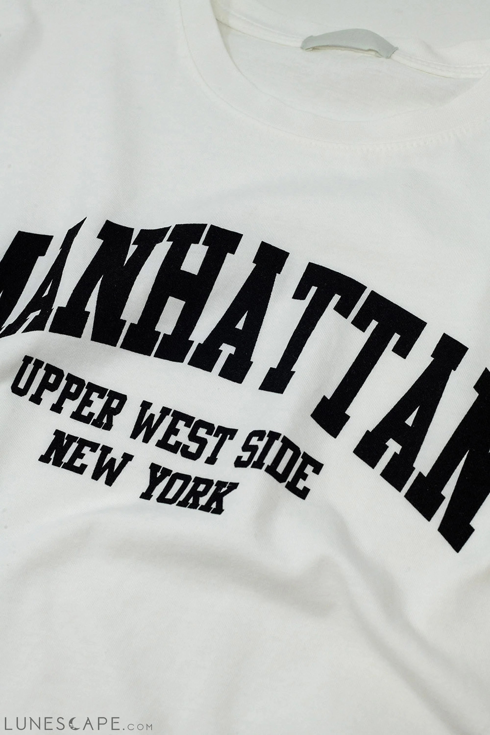 Short Sleeve T-Shirt With Graphic Text Manhattan in White LUNESCAPE