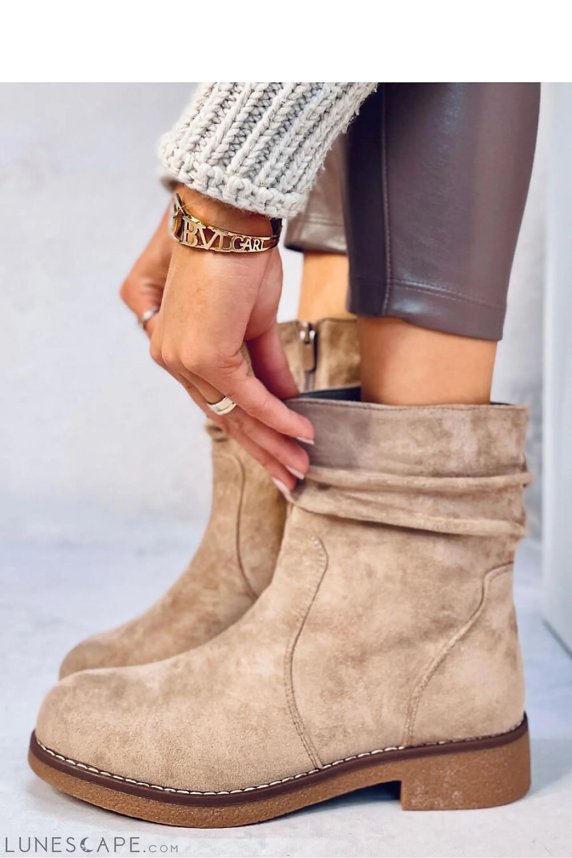 Slouchy Cuffed Western-Style Women's Flat Ankle Boot Beige Suede Side Zipper LUNESCAPE