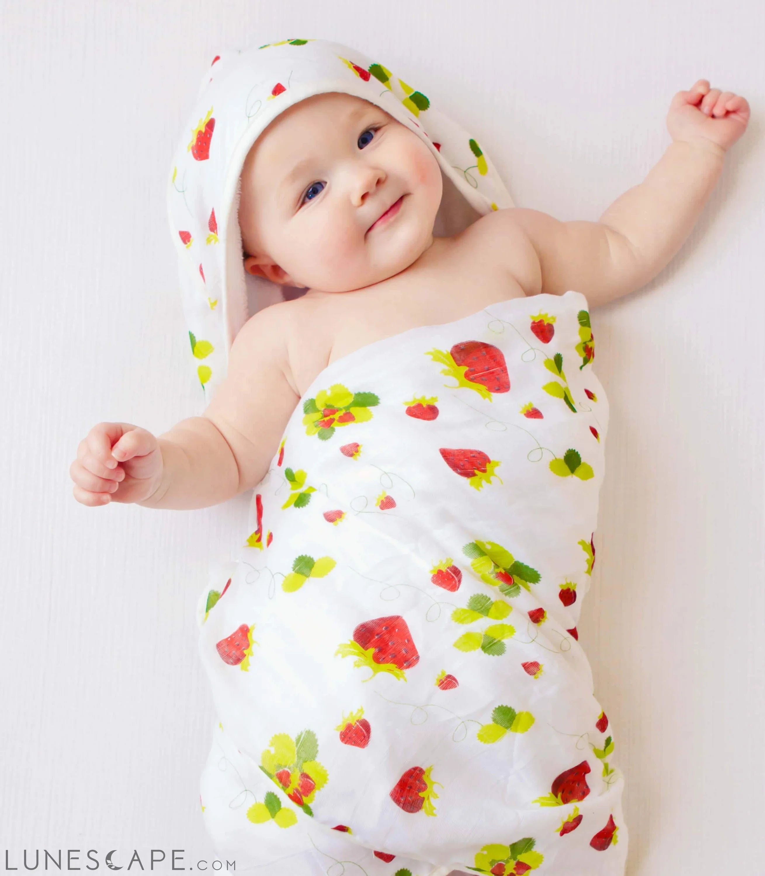 Strawberry Hooded Bamboo Towel LUNESCAPE