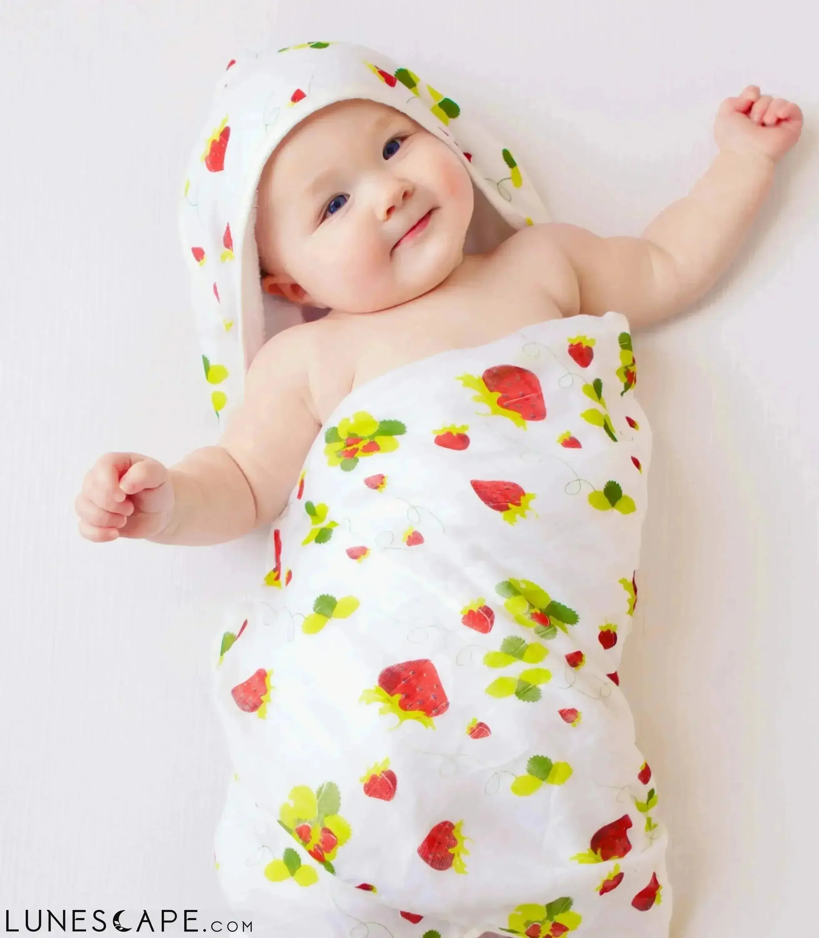 Strawberry Hooded Bamboo Towel LUNESCAPE