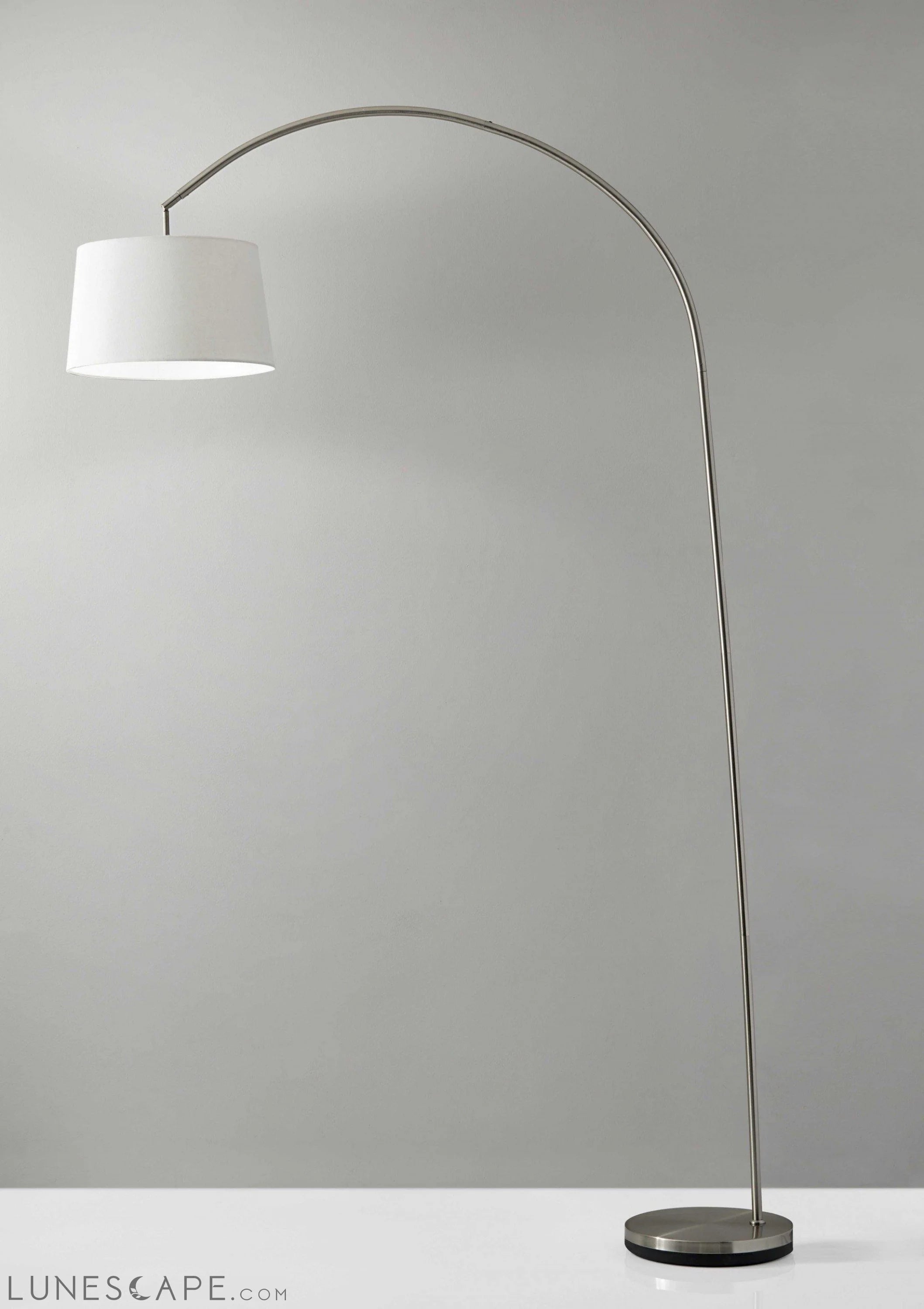 Sweeping Curve Floor Lamp in Black Metal LUNESCAPE