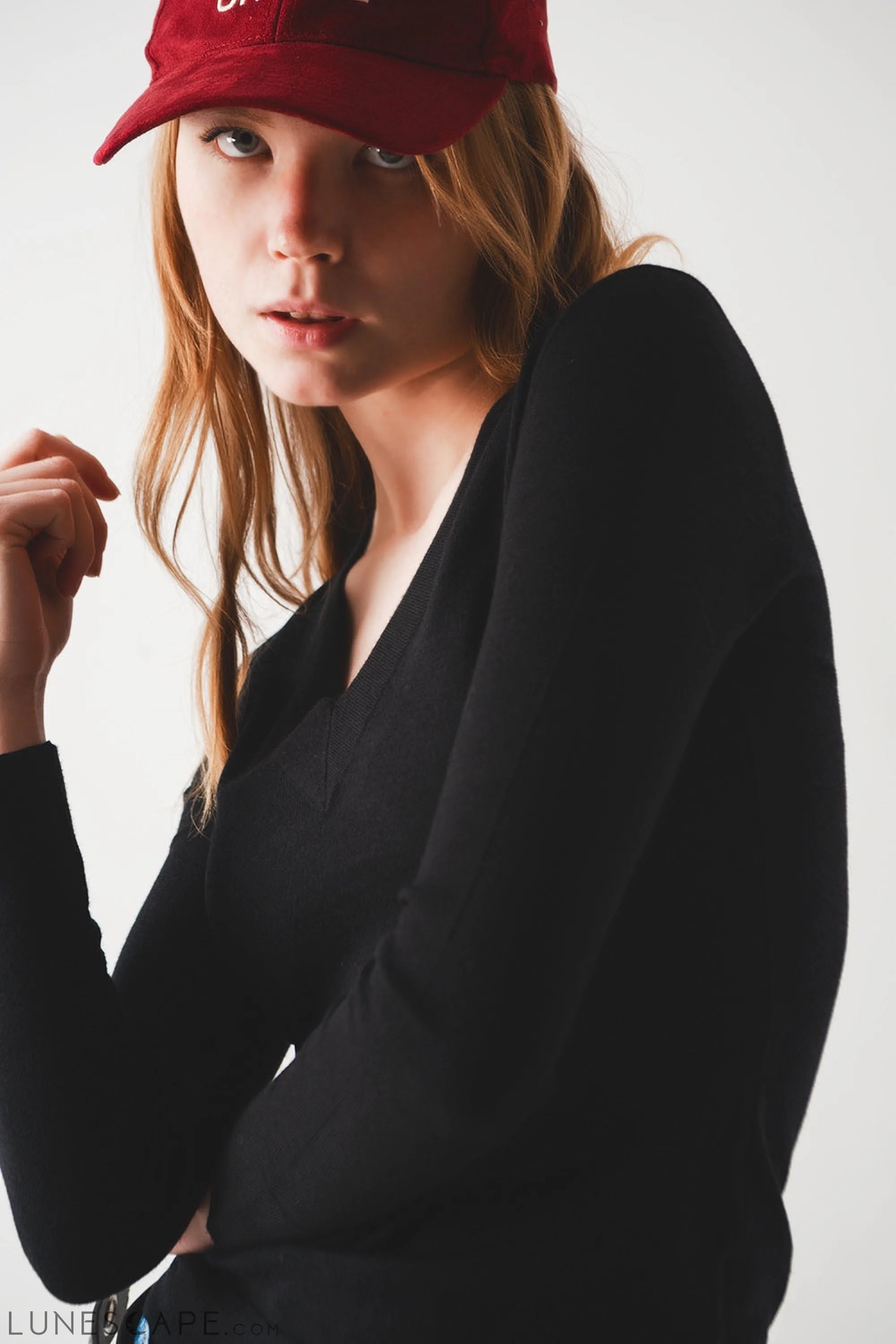 V Neck Fine Knit Jumper in Black Womens Sweater LUNESCAPE