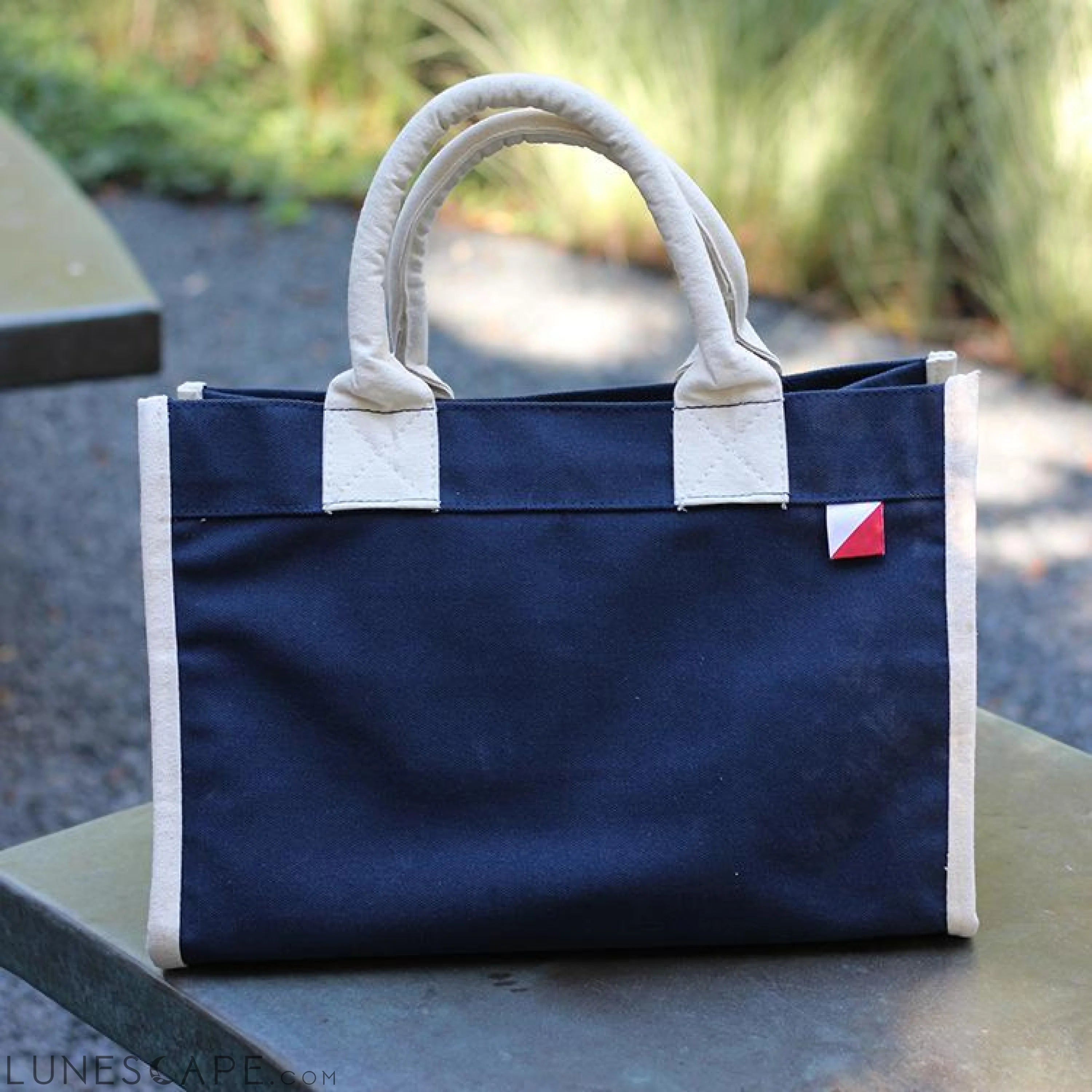 Village Tote LUNESCAPE