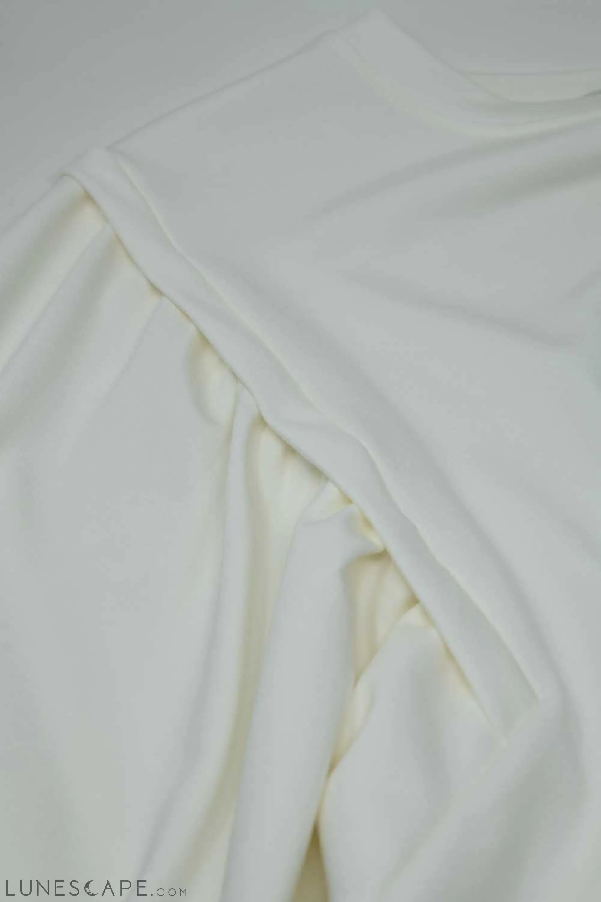 White Long-Sleeved Sweatshirt With Frontal Sewn Details on the Sides LUNESCAPE