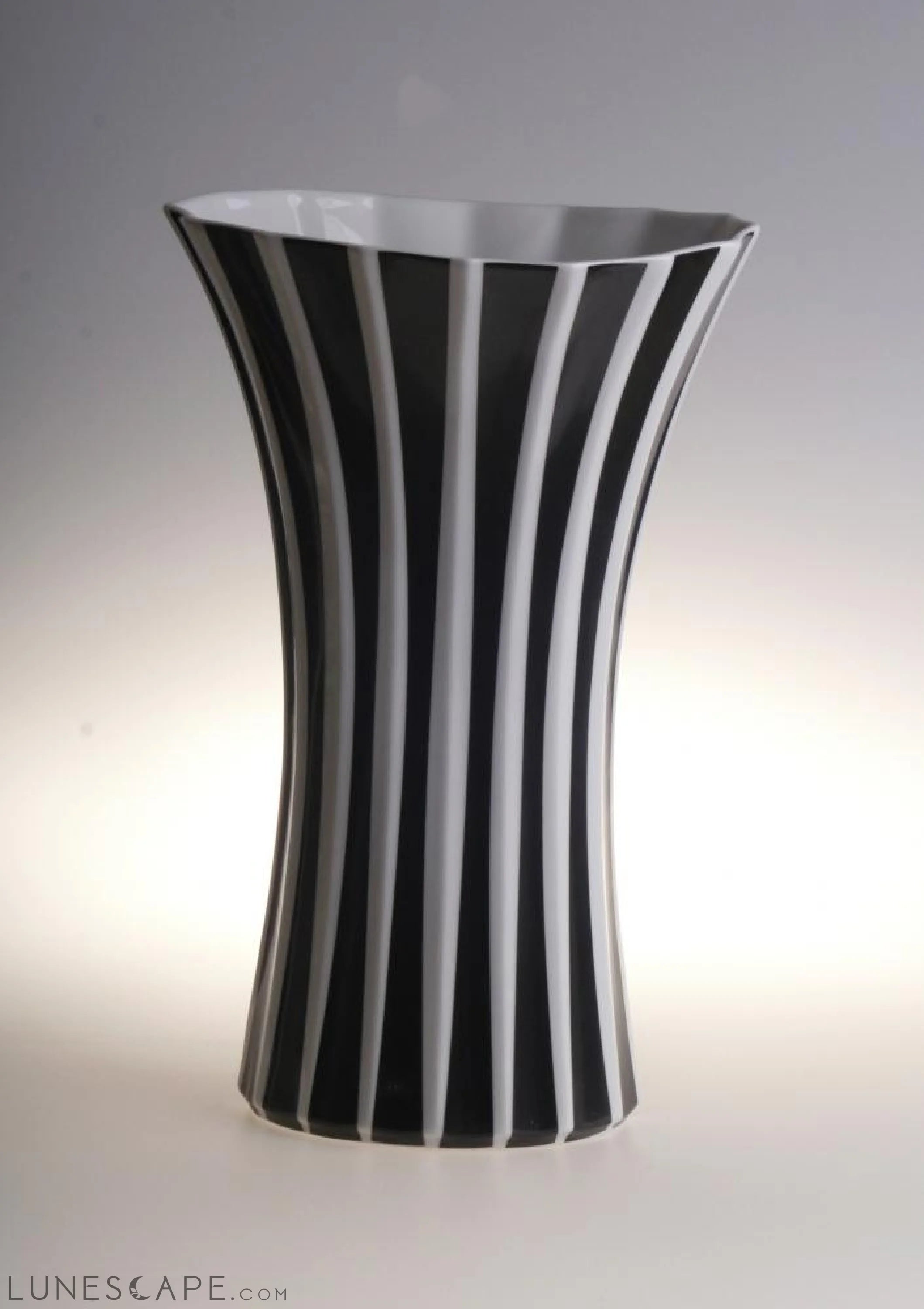 White Stripe Retro Style Porcelain Flower Vase l LUNESCAPE