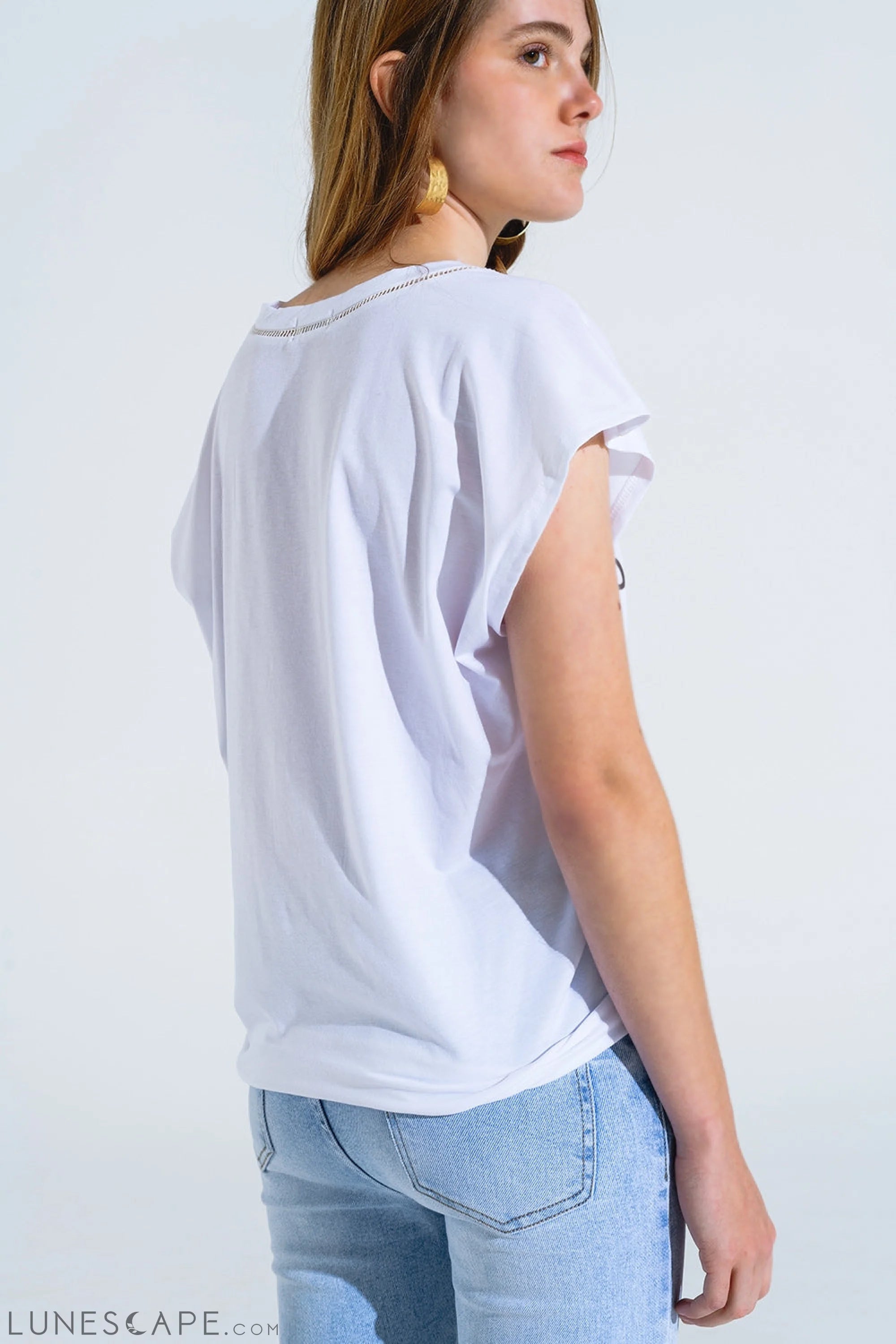 White T-Shirt With Black Text at the Front and Trim at the Neck LUNESCAPE