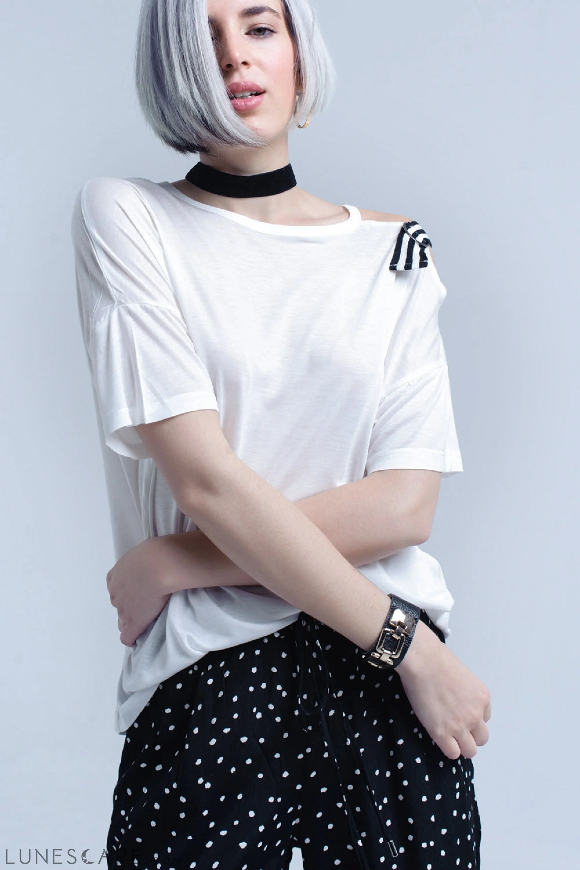 White T-Shirt With One Open Shoulder LUNESCAPE