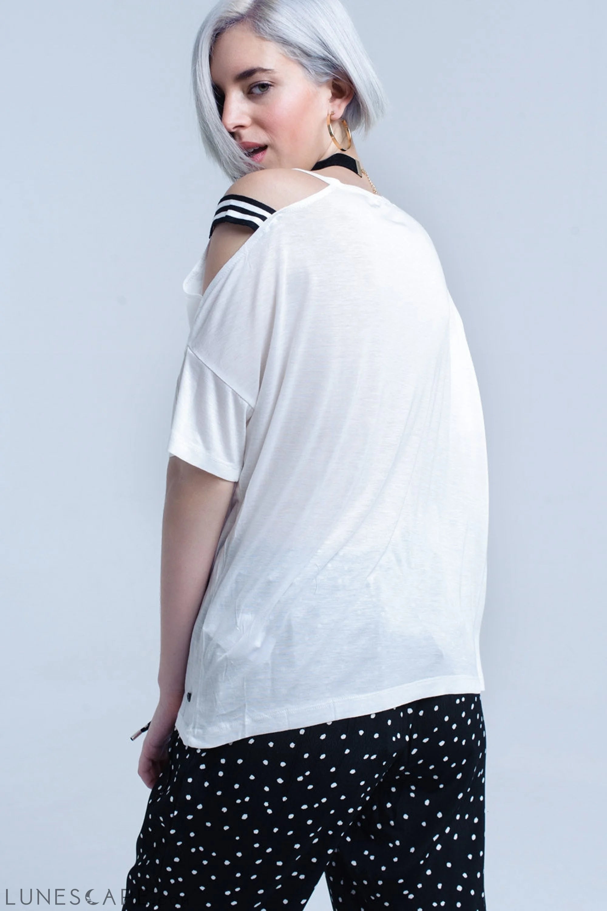 White T-Shirt With One Open Shoulder LUNESCAPE
