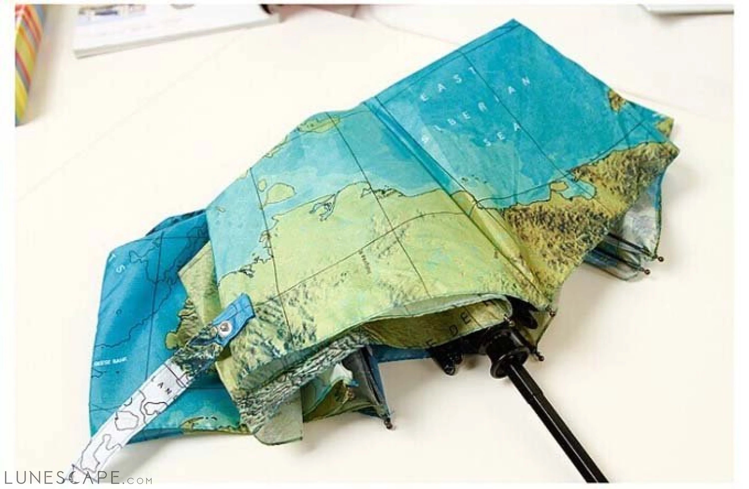 World Map Umbrella LUNESCAPE